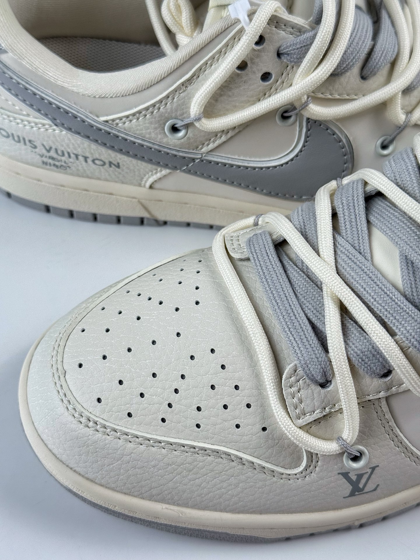 Nike SB Dunk Low x Louis Vuitton 白灰绑带 DM6868-092-High Quatity Cheap Brand wholesale wholesaler seller Clothes Bags handbags Sneakers Top Fashion Clothing Shoes from China Factory Chinese suppliers best Quality Beautiful Price Nike SB Dunk Low x Louis Vuitton 白灰绑带 DM6868-092