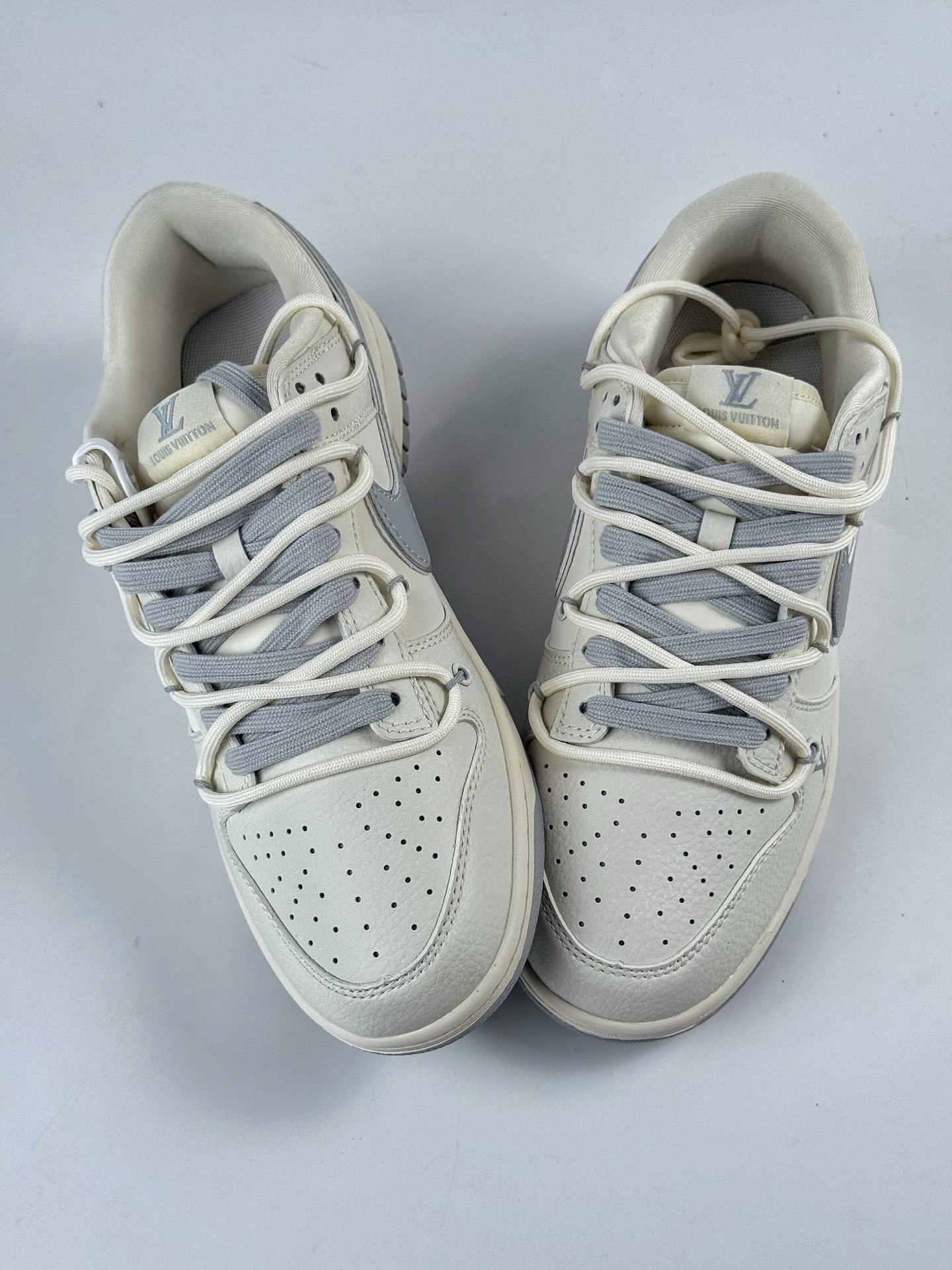Nike SB Dunk Low x Louis Vuitton 白灰绑带 DM6868-092-High Quatity Cheap Brand wholesale wholesaler seller Clothes Bags handbags Sneakers Top Fashion Clothing Shoes from China Factory Chinese suppliers best Quality Beautiful Price Nike SB Dunk Low x Louis Vuitton 白灰绑带 DM6868-092