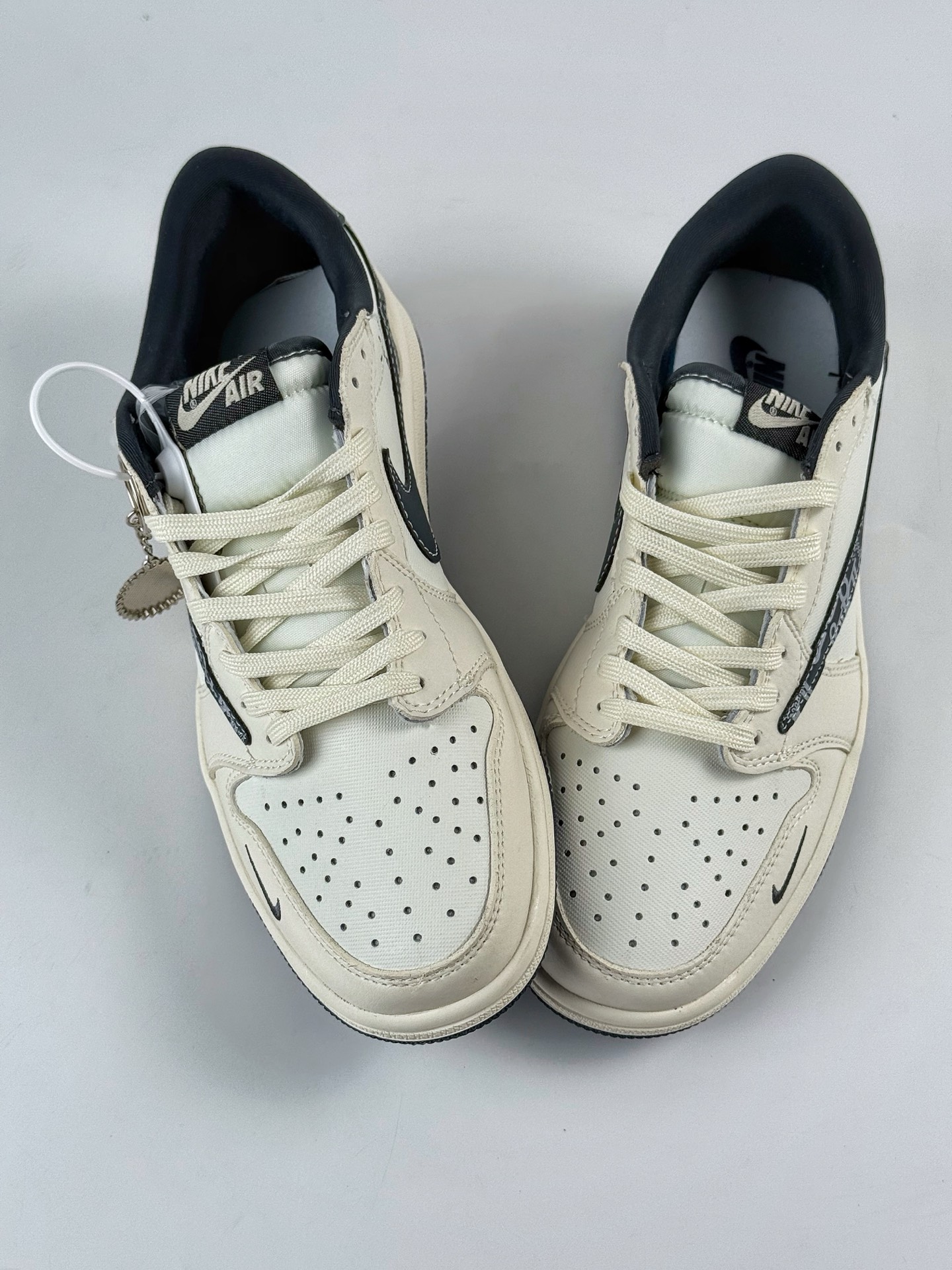 Travis Scott x Nike Air Jordan 1 Low x DIOR Air Jordan 1 Low 反转白黑小勾倒钩 LD2025-024-High Quatity Cheap Brand wholesale wholesaler seller Clothes Bags handbags Sneakers Top Fashion Clothing Shoes from China Factory Chinese suppliers best Quality Beautiful Price Travis Scott x Nike Air Jordan 1 Low x DIOR Air Jordan 1 Low 反转白黑小勾倒钩 LD2025-024