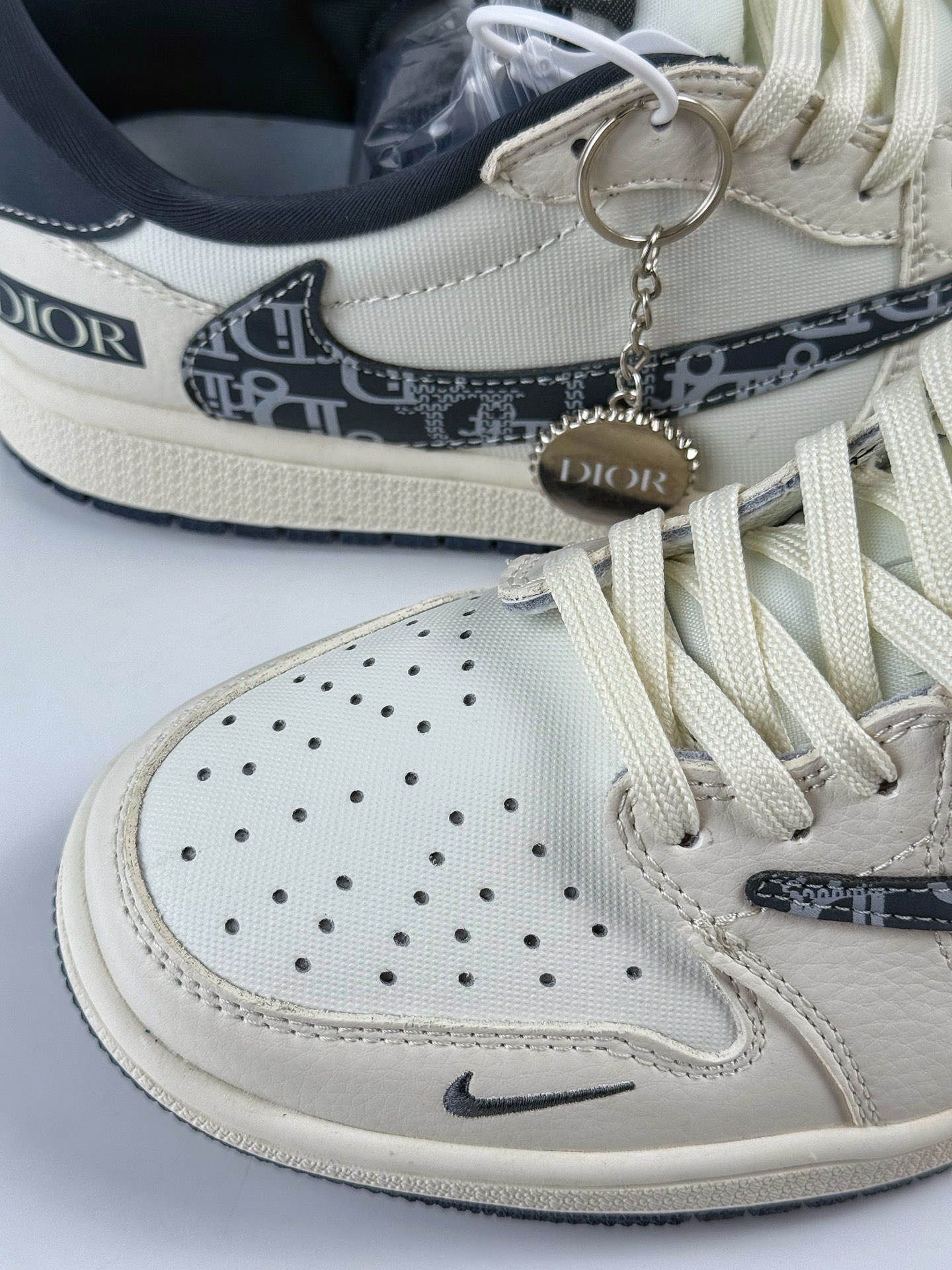 Travis Scott x Nike Air Jordan 1 Low x DIOR Air Jordan 1 Low 反转白黑小勾倒钩 LD2025-024-High Quatity Cheap Brand wholesale wholesaler seller Clothes Bags handbags Sneakers Top Fashion Clothing Shoes from China Factory Chinese suppliers best Quality Beautiful Price Travis Scott x Nike Air Jordan 1 Low x DIOR Air Jordan 1 Low 反转白黑小勾倒钩 LD2025-024