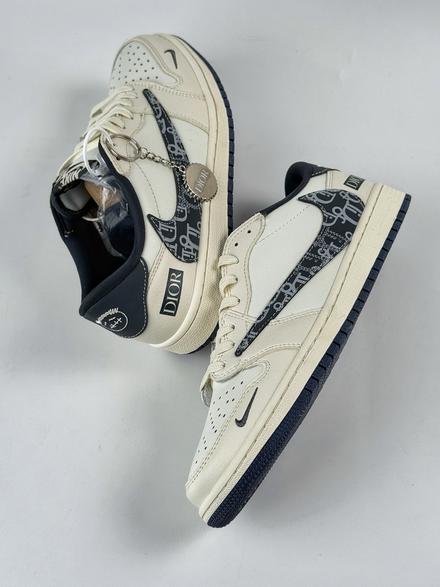 Travis Scott x Nike Air Jordan 1 Low x DIOR Air Jordan 1 Low 反转白黑小勾倒钩 LD2025-024-High Quatity Cheap Brand wholesale wholesaler seller Clothes Bags handbags Sneakers Top Fashion Clothing Shoes from China Factory Chinese suppliers best Quality Beautiful Price Travis Scott x Nike Air Jordan 1 Low x DIOR Air Jordan 1 Low 反转白黑小勾倒钩 LD2025-024