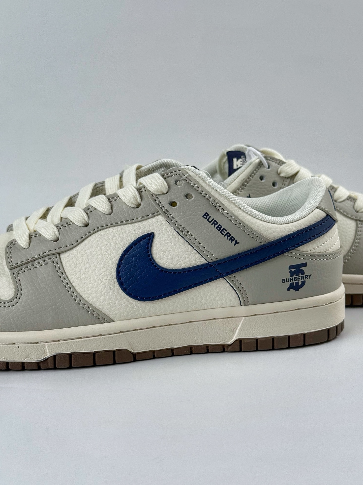 Nike SB Dunk Low x BURBERRY 灰白小勾 XD1588-219-High Quatity Cheap Brand wholesale wholesaler seller Clothes Bags handbags Sneakers Top Fashion Clothing Shoes from China Factory Chinese suppliers best Quality Beautiful Price Nike SB Dunk Low x BURBERRY 灰白小勾 XD1588-219