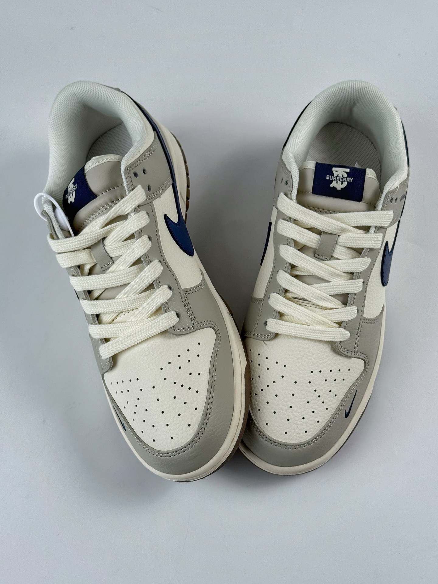 Nike SB Dunk Low x BURBERRY 灰白小勾 XD1588-219-High Quatity Cheap Brand wholesale wholesaler seller Clothes Bags handbags Sneakers Top Fashion Clothing Shoes from China Factory Chinese suppliers best Quality Beautiful Price Nike SB Dunk Low x BURBERRY 灰白小勾 XD1588-219