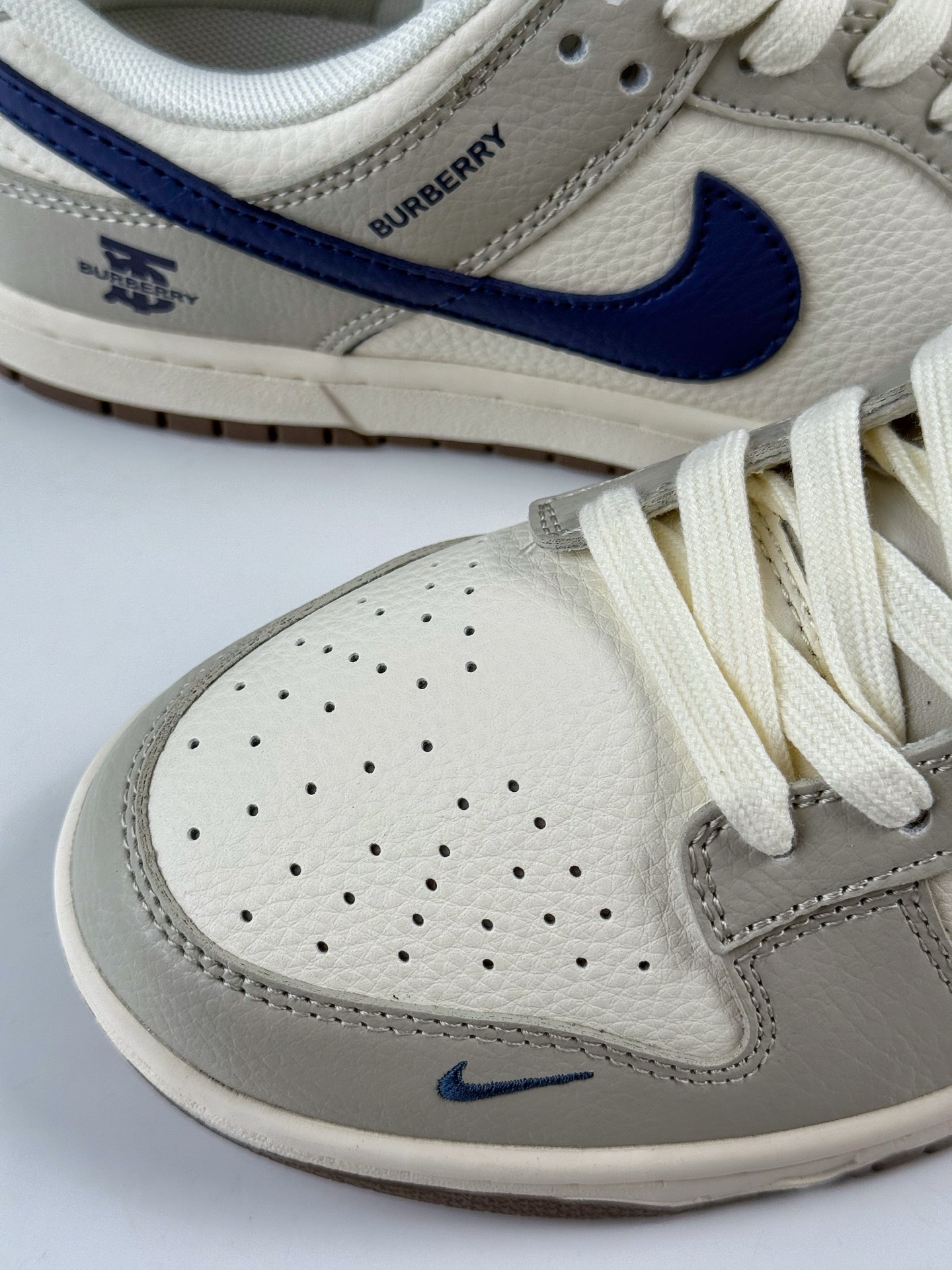 Nike SB Dunk Low x BURBERRY 灰白小勾 XD1588-219-High Quatity Cheap Brand wholesale wholesaler seller Clothes Bags handbags Sneakers Top Fashion Clothing Shoes from China Factory Chinese suppliers best Quality Beautiful Price Nike SB Dunk Low x BURBERRY 灰白小勾 XD1588-219