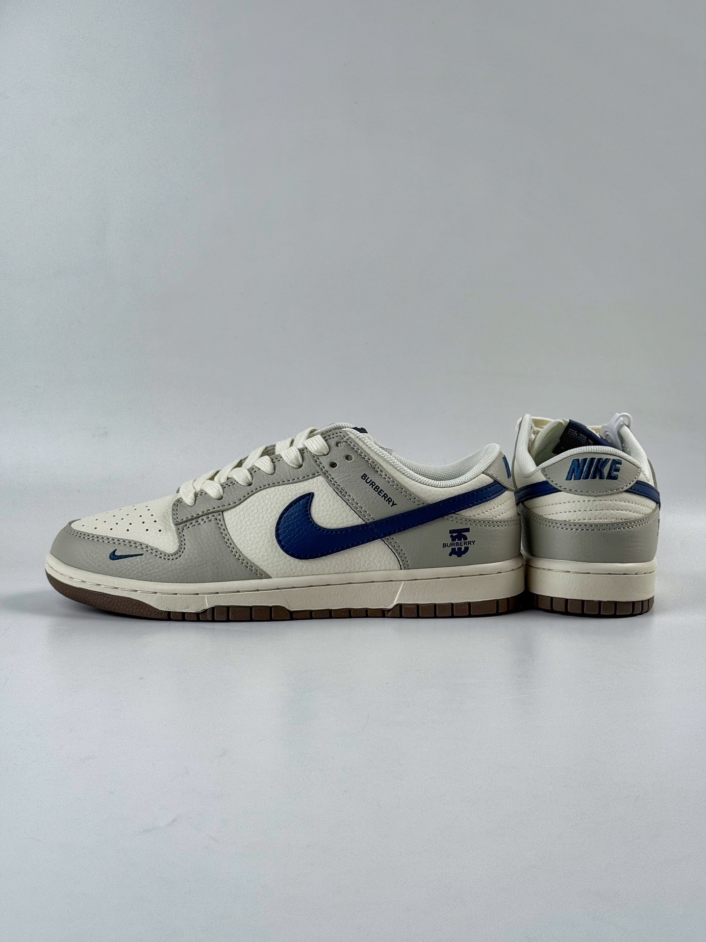Nike SB Dunk Low x BURBERRY 灰白小勾 XD1588-219-High Quatity Cheap Brand wholesale wholesaler seller Clothes Bags handbags Sneakers Top Fashion Clothing Shoes from China Factory Chinese suppliers best Quality Beautiful Price Nike SB Dunk Low x BURBERRY 灰白小勾 XD1588-219