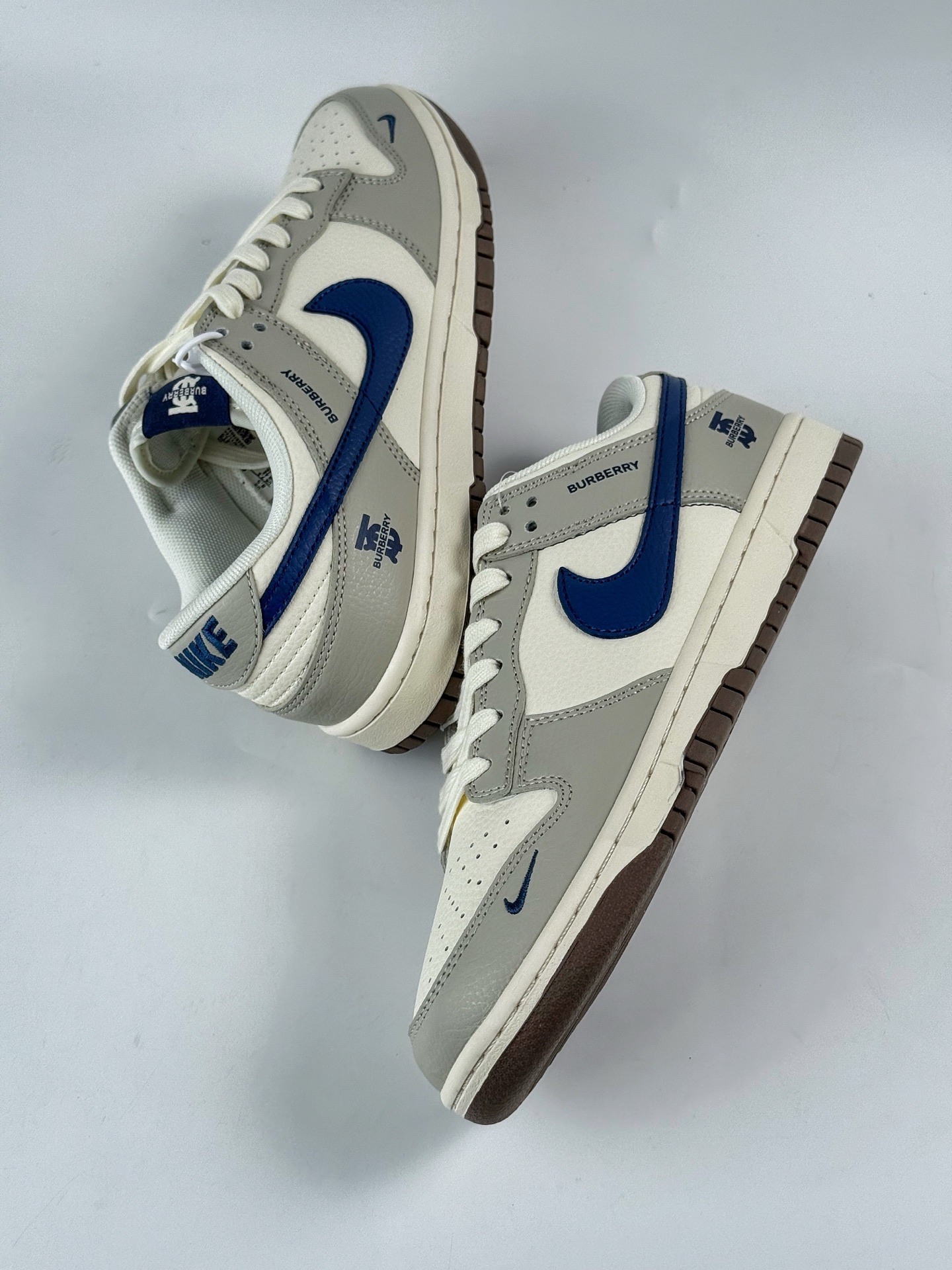 Nike SB Dunk Low x BURBERRY 灰白小勾 XD1588-219-High Quatity Cheap Brand wholesale wholesaler seller Clothes Bags handbags Sneakers Top Fashion Clothing Shoes from China Factory Chinese suppliers best Quality Beautiful Price Nike SB Dunk Low x BURBERRY 灰白小勾 XD1588-219