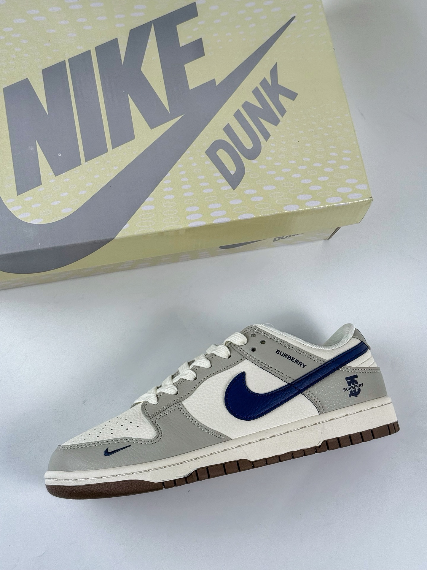 Nike SB Dunk Low x BURBERRY 灰白小勾 XD1588-219-High Quatity Cheap Brand wholesale wholesaler seller Clothes Bags handbags Sneakers Top Fashion Clothing Shoes from China Factory Chinese suppliers best Quality Beautiful Price Nike SB Dunk Low x BURBERRY 灰白小勾 XD1588-219