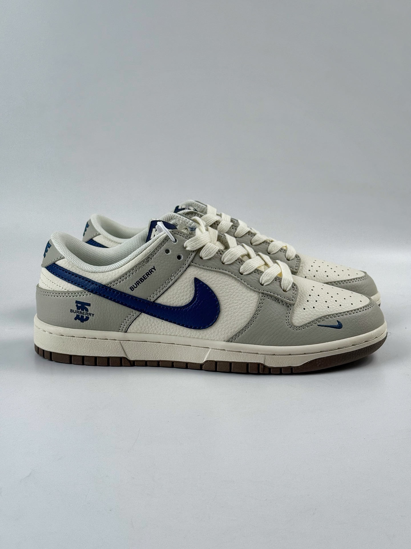 Nike SB Dunk Low x BURBERRY 灰白小勾 XD1588-219-High Quatity Cheap Brand wholesale wholesaler seller Clothes Bags handbags Sneakers Top Fashion Clothing Shoes from China Factory Chinese suppliers best Quality Beautiful Price Nike SB Dunk Low x BURBERRY 灰白小勾 XD1588-219
