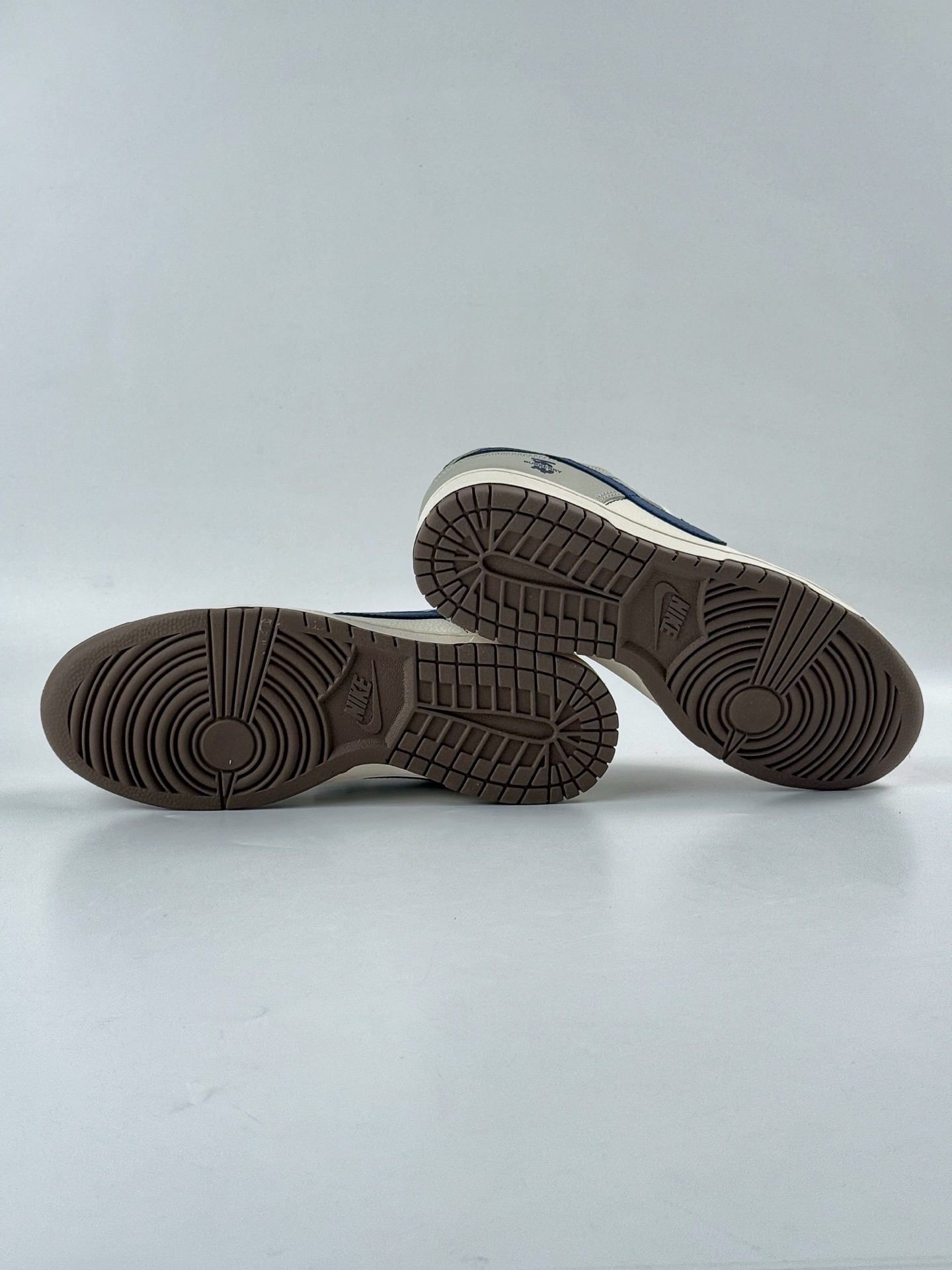 Nike SB Dunk Low x BURBERRY 灰白小勾 XD1588-219-High Quatity Cheap Brand wholesale wholesaler seller Clothes Bags handbags Sneakers Top Fashion Clothing Shoes from China Factory Chinese suppliers best Quality Beautiful Price Nike SB Dunk Low x BURBERRY 灰白小勾 XD1588-219