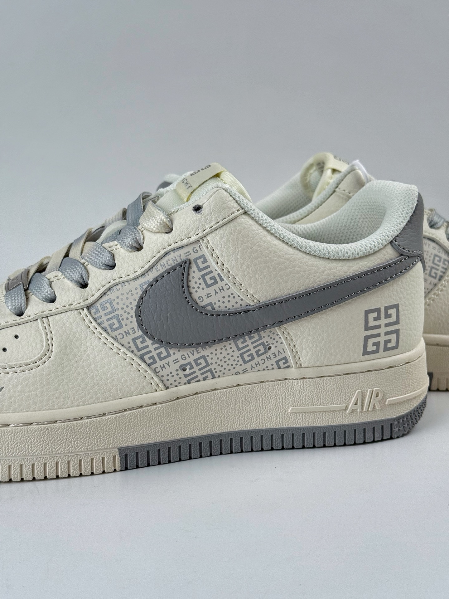 Nike Air Force 1 Low 07 x GIVENCHY 白灰 HS8068-017-High Quatity Cheap Brand wholesale wholesaler seller Clothes Bags handbags Sneakers Top Fashion Clothing Shoes from China Factory Chinese suppliers best Quality Beautiful Price Nike Air Force 1 Low 07 x GIVENCHY 白灰 HS8068-017
