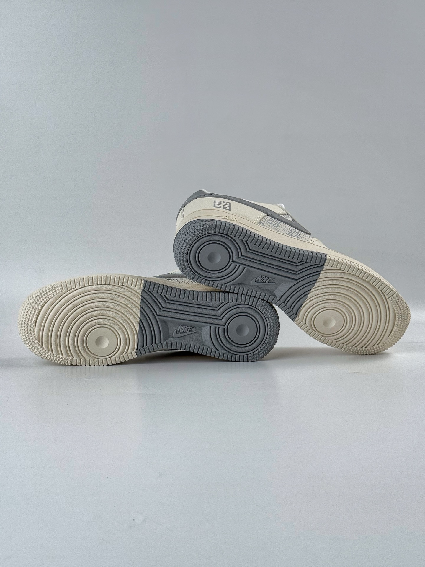 Nike Air Force 1 Low 07 x GIVENCHY 白灰 HS8068-017-High Quatity Cheap Brand wholesale wholesaler seller Clothes Bags handbags Sneakers Top Fashion Clothing Shoes from China Factory Chinese suppliers best Quality Beautiful Price Nike Air Force 1 Low 07 x GIVENCHY 白灰 HS8068-017