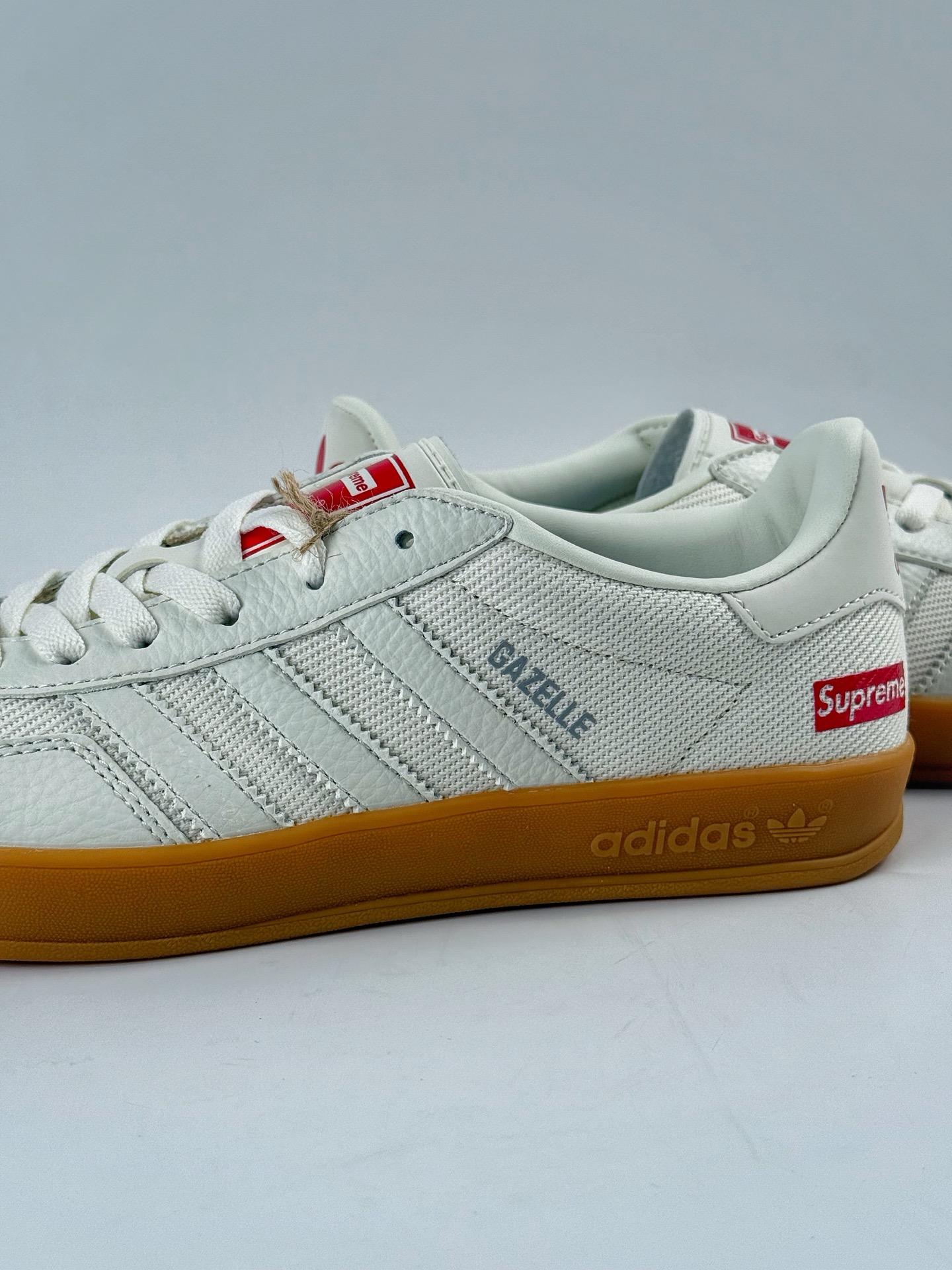 Adidas三叶草SAMBA x Supreme 白红 休闲板鞋 SC9207-723-High Quatity Cheap Brand wholesale wholesaler seller Clothes Bags handbags Sneakers Top Fashion Clothing Shoes from China Factory Chinese suppliers best Quality Beautiful Price Adidas三叶草SAMBA x Supreme 白红 休闲板鞋 SC9207-723