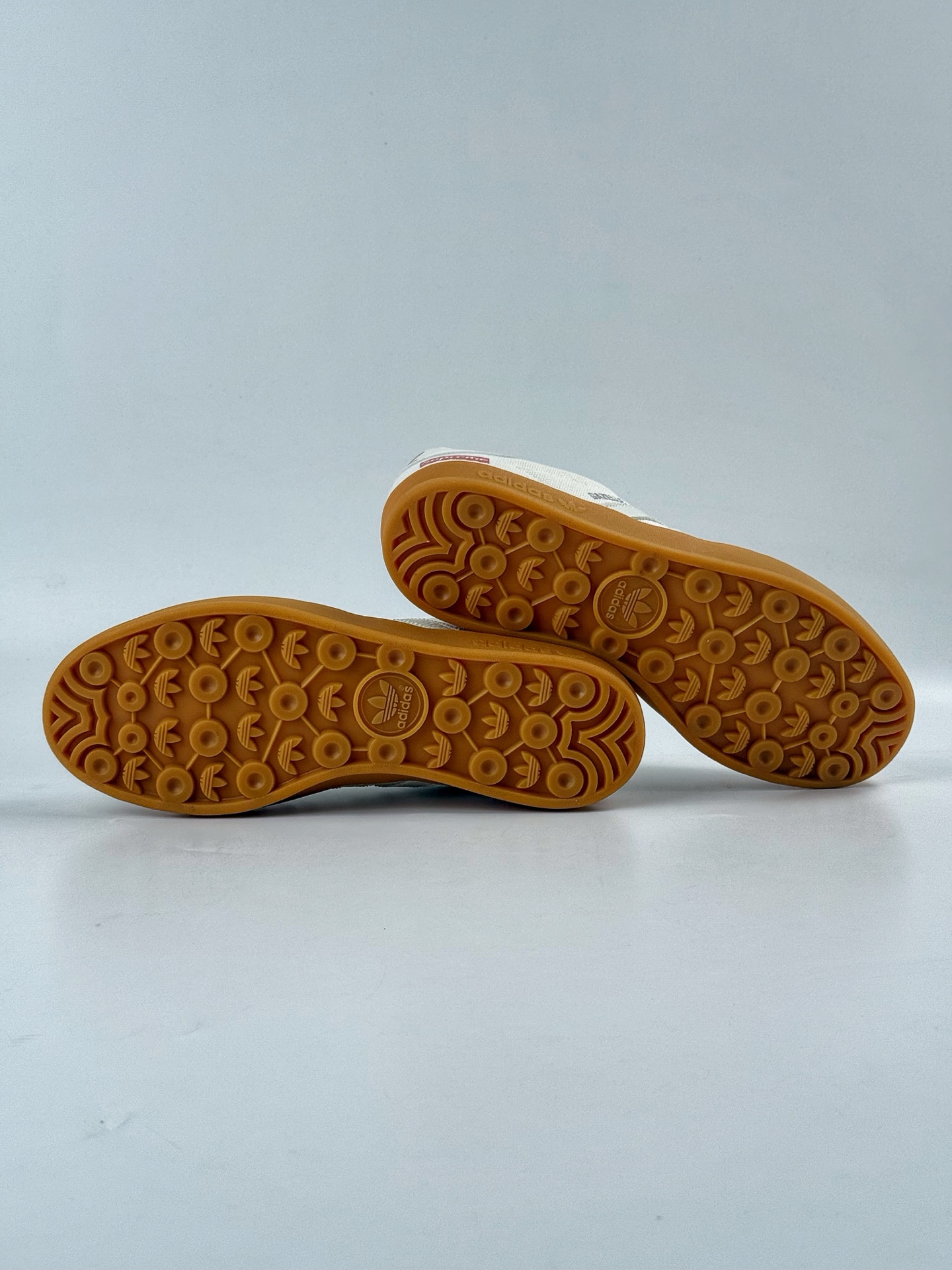 Adidas三叶草SAMBA x Supreme 白红 休闲板鞋 SC9207-723-High Quatity Cheap Brand wholesale wholesaler seller Clothes Bags handbags Sneakers Top Fashion Clothing Shoes from China Factory Chinese suppliers best Quality Beautiful Price Adidas三叶草SAMBA x Supreme 白红 休闲板鞋 SC9207-723