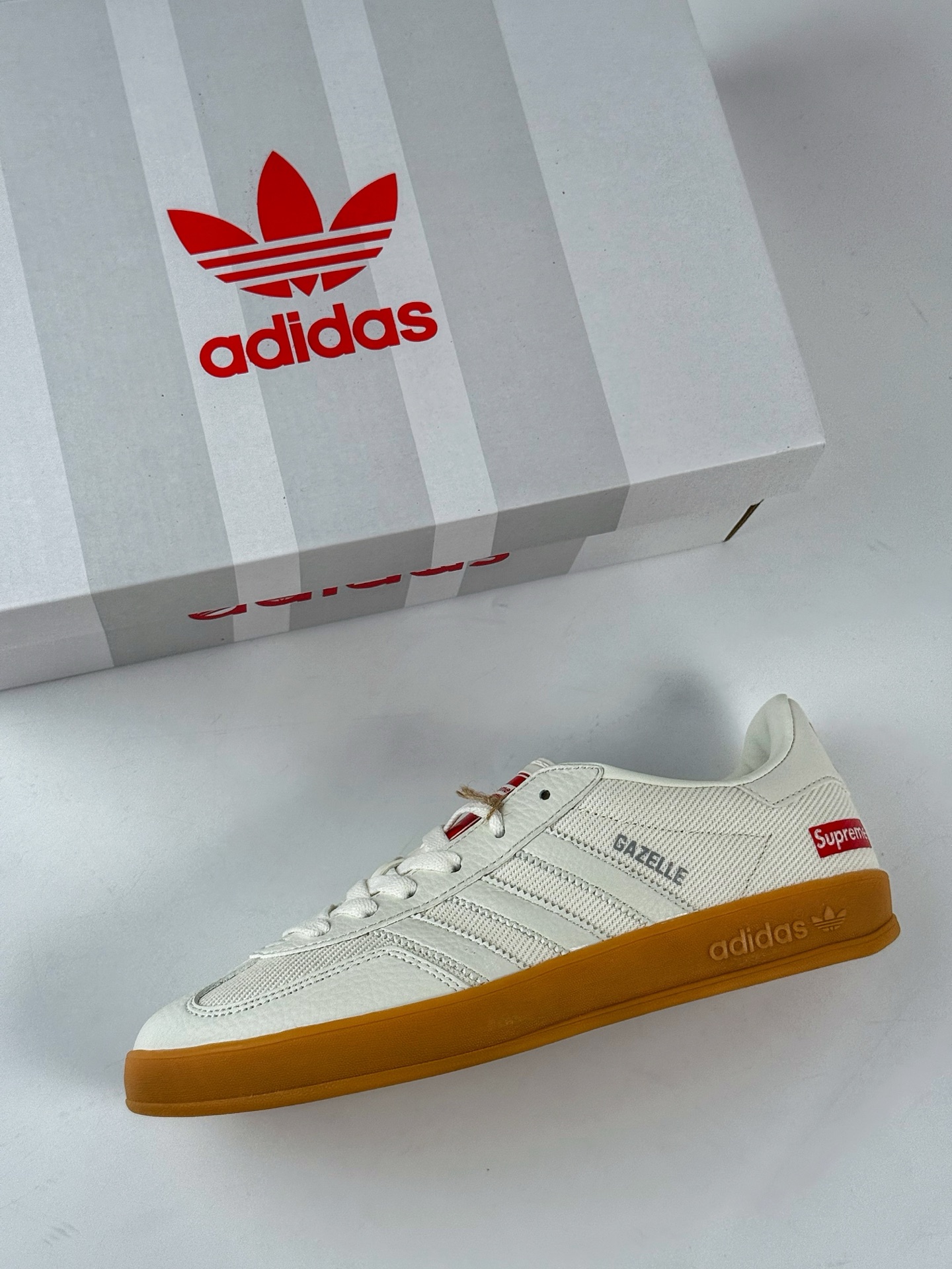 Adidas三叶草SAMBA x Supreme 白红 休闲板鞋 SC9207-723-High Quatity Cheap Brand wholesale wholesaler seller Clothes Bags handbags Sneakers Top Fashion Clothing Shoes from China Factory Chinese suppliers best Quality Beautiful Price Adidas三叶草SAMBA x Supreme 白红 休闲板鞋 SC9207-723