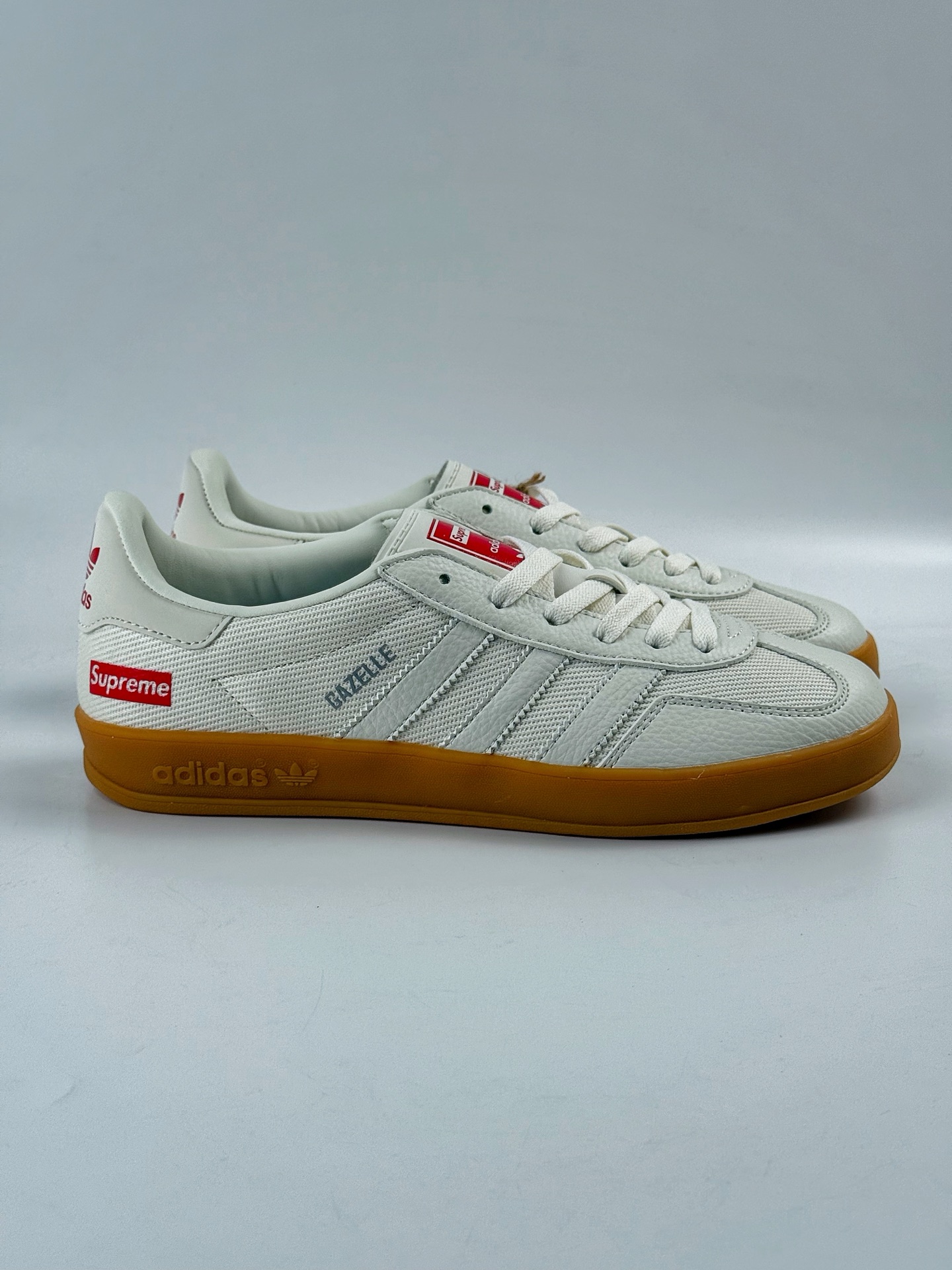Adidas三叶草SAMBA x Supreme 白红 休闲板鞋 SC9207-723-High Quatity Cheap Brand wholesale wholesaler seller Clothes Bags handbags Sneakers Top Fashion Clothing Shoes from China Factory Chinese suppliers best Quality Beautiful Price Adidas三叶草SAMBA x Supreme 白红 休闲板鞋 SC9207-723