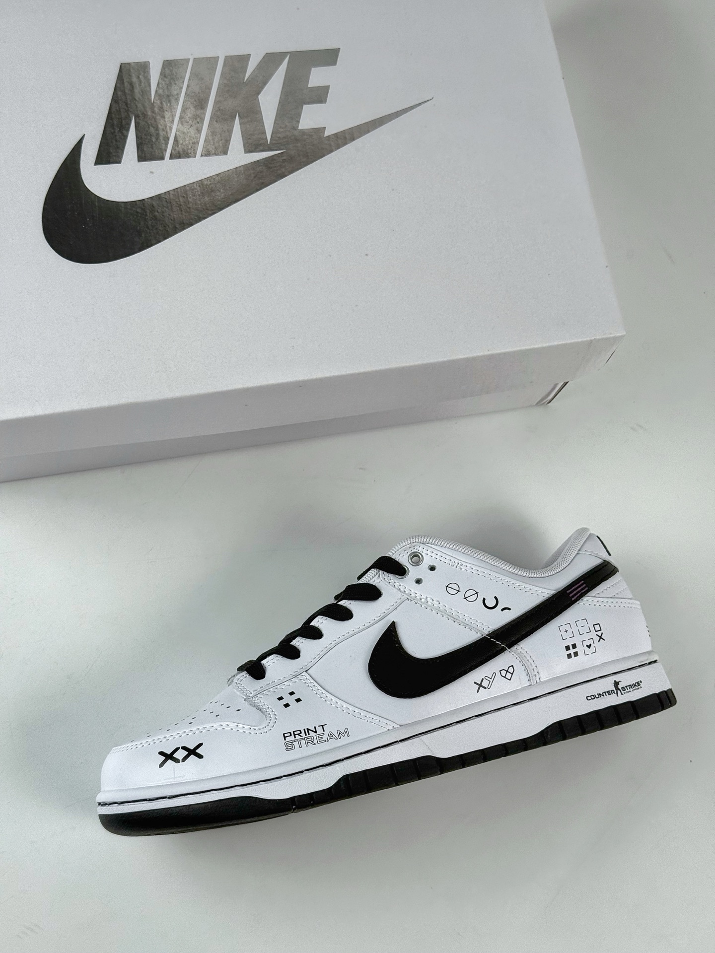 NIKE SB Dunk Low x Just Do It 白黑 WC1220-001