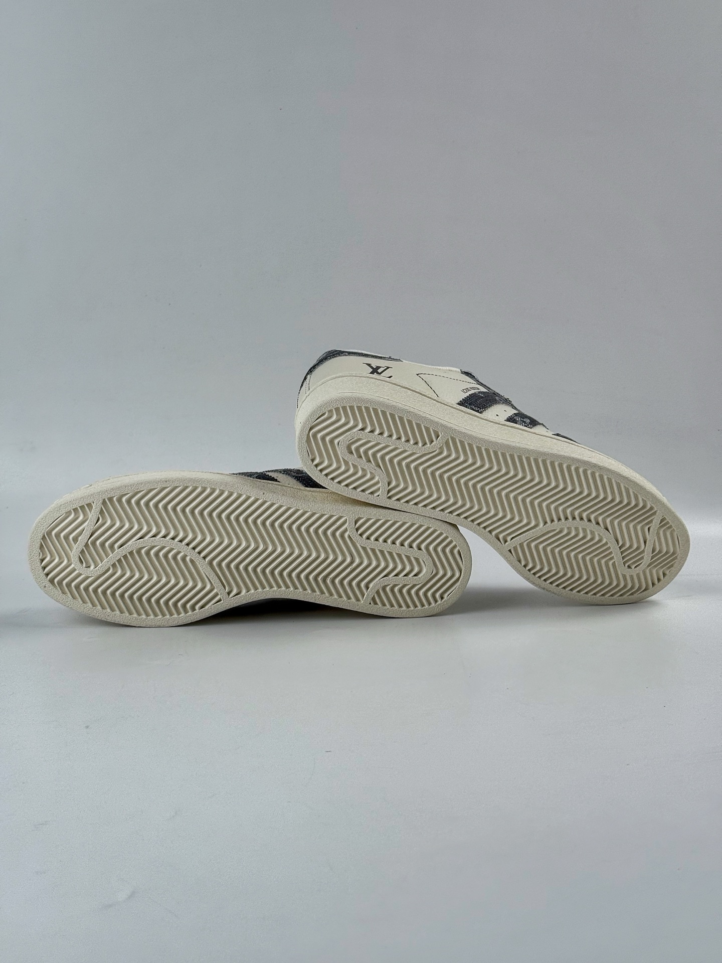 AD Originals Superstar x Louis Vuitton 白黑满天星 XS0016-High Quatity Cheap Brand wholesale wholesaler seller Clothes Bags handbags Sneakers Top Fashion Clothing Shoes from China Factory Chinese suppliers best Quality Beautiful Price AD Originals Superstar x Louis Vuitton 白黑满天星 XS0016