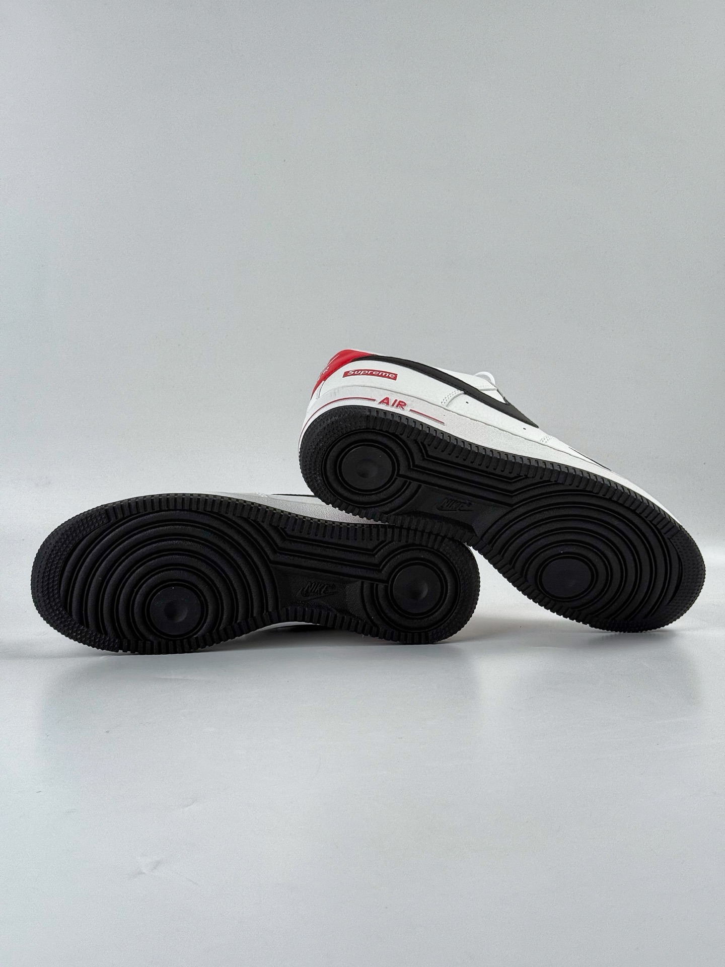 Nike Air Force 1 Low 07 x Supreme 白黑红小勾满天星 DQ6628-159-High Quatity Cheap Brand wholesale wholesaler seller Clothes Bags handbags Sneakers Top Fashion Clothing Shoes from China Factory Chinese suppliers best Quality Beautiful Price Nike Air Force 1 Low 07 x Supreme 白黑红小勾满天星 DQ6628-159