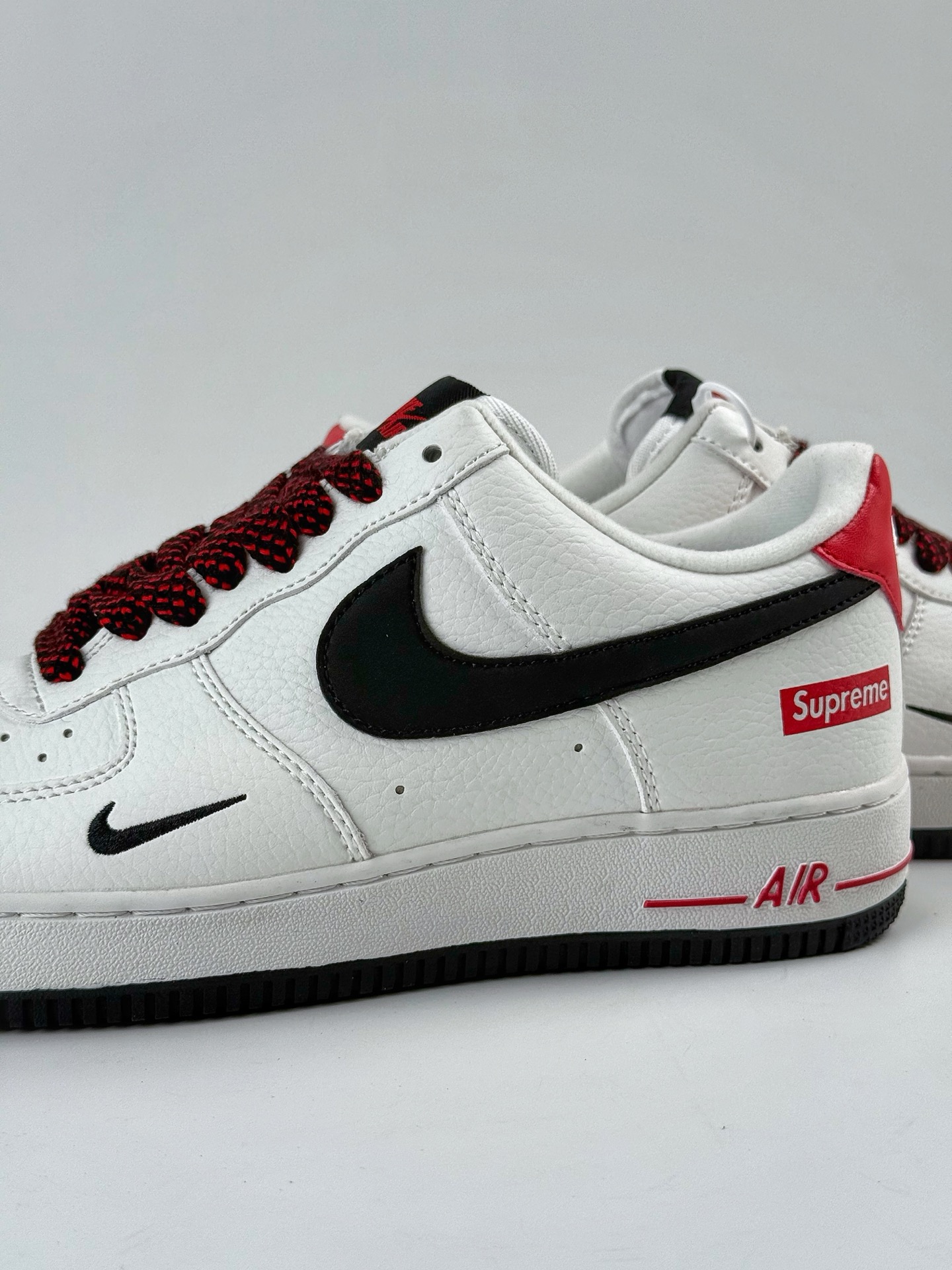 Nike Air Force 1 Low 07 x Supreme 白黑红小勾满天星 DQ6628-159-High Quatity Cheap Brand wholesale wholesaler seller Clothes Bags handbags Sneakers Top Fashion Clothing Shoes from China Factory Chinese suppliers best Quality Beautiful Price Nike Air Force 1 Low 07 x Supreme 白黑红小勾满天星 DQ6628-159