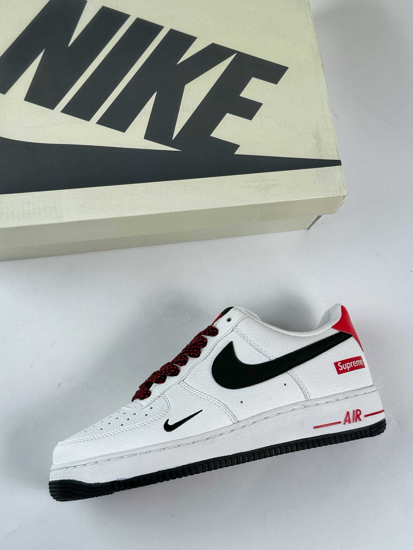 Nike Air Force 1 Low 07 x Supreme 白黑红小勾满天星 DQ6628-159-High Quatity Cheap Brand wholesale wholesaler seller Clothes Bags handbags Sneakers Top Fashion Clothing Shoes from China Factory Chinese suppliers best Quality Beautiful Price Nike Air Force 1 Low 07 x Supreme 白黑红小勾满天星 DQ6628-159