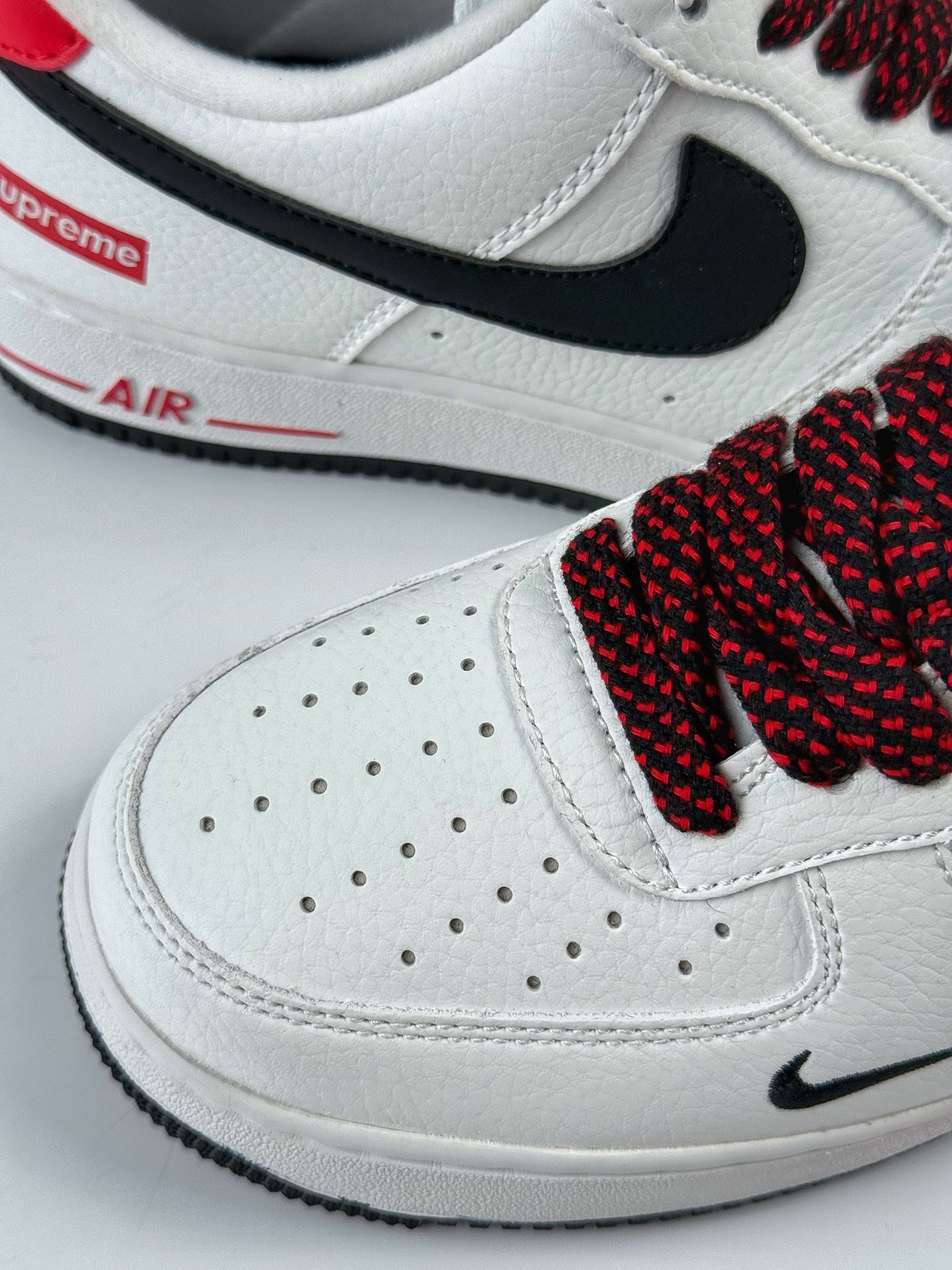 Nike Air Force 1 Low 07 x Supreme 白黑红小勾满天星 DQ6628-159-High Quatity Cheap Brand wholesale wholesaler seller Clothes Bags handbags Sneakers Top Fashion Clothing Shoes from China Factory Chinese suppliers best Quality Beautiful Price Nike Air Force 1 Low 07 x Supreme 白黑红小勾满天星 DQ6628-159