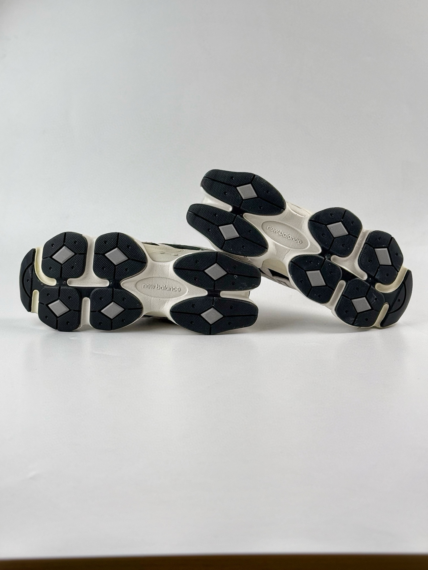 Joe Freshgoods x New Balance 版本 NB9060 联名款 复古休闲运动慢跑鞋 U9060JBB-High Quatity Cheap Brand wholesale wholesaler seller Clothes Bags handbags Sneakers Top Fashion Clothing Shoes from China Factory Chinese suppliers best Quality Beautiful Price Joe Freshgoods x New Balance 版本 NB9060 联名款 复古休闲运动慢跑鞋 U9060JBB