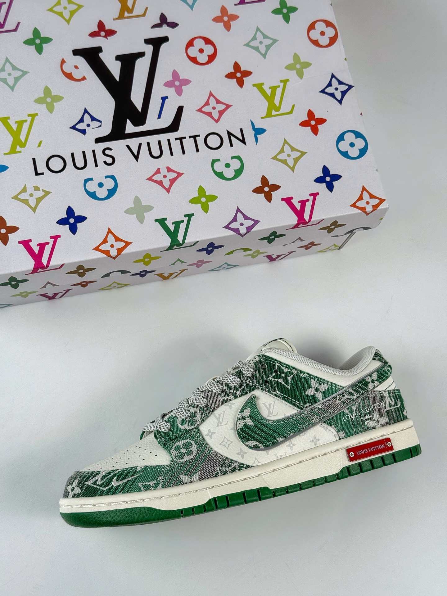 Nike SB Dunk Low x Louis Vuitton 绿白小勾满天星 SC9772-811