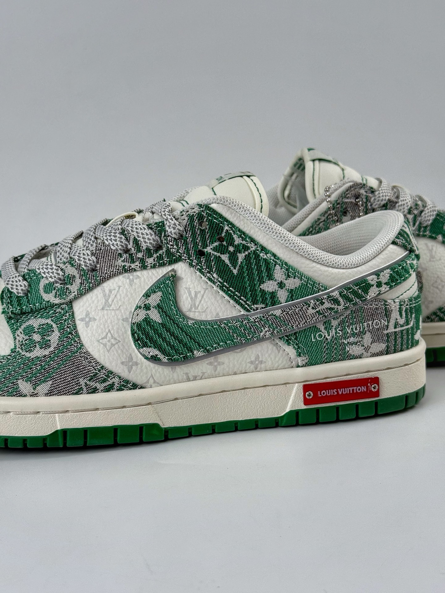 Nike SB Dunk Low x Louis Vuitton 绿白小勾满天星 SC9772-811