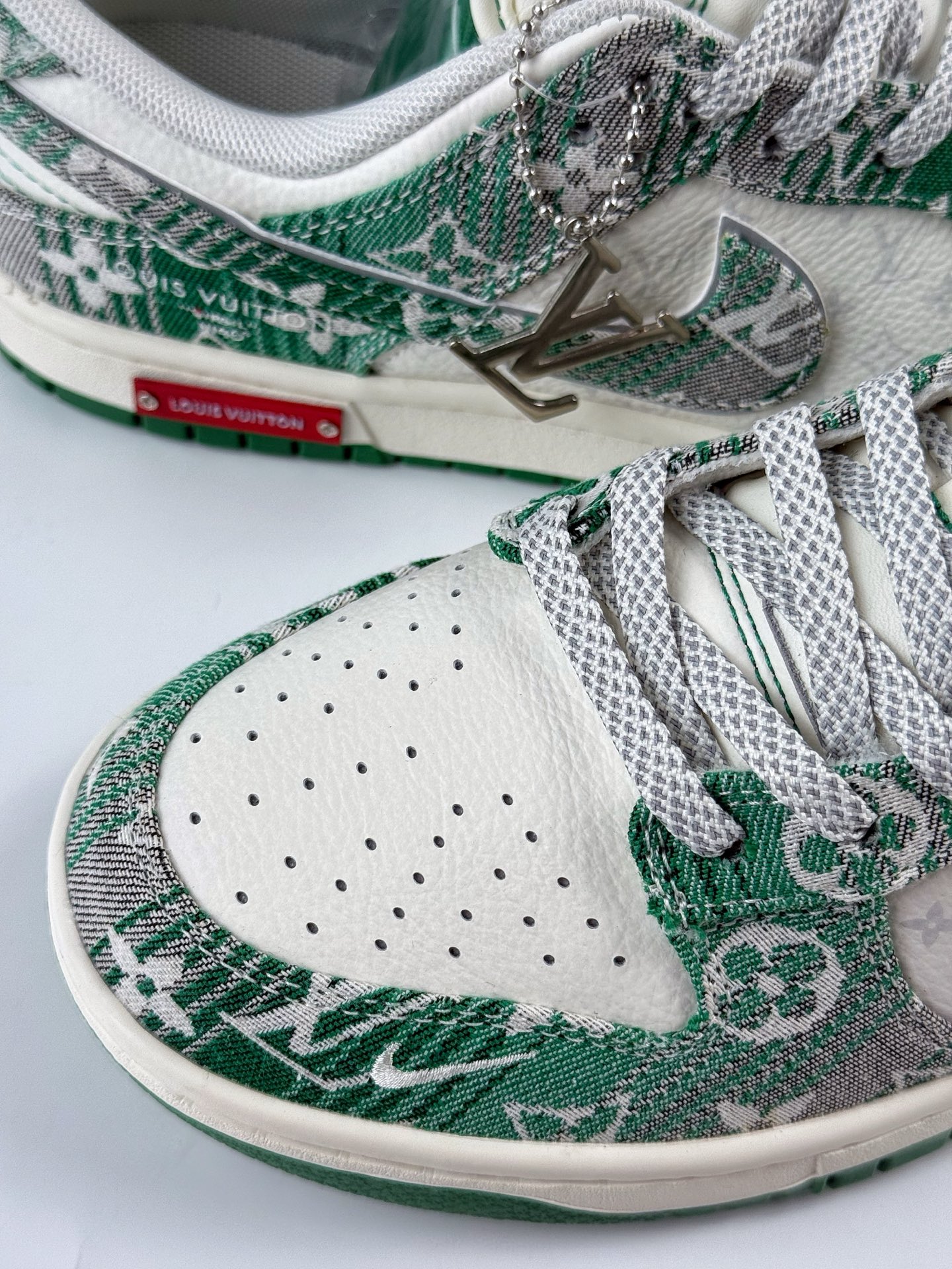 Nike SB Dunk Low x Louis Vuitton 绿白小勾满天星 SC9772-811