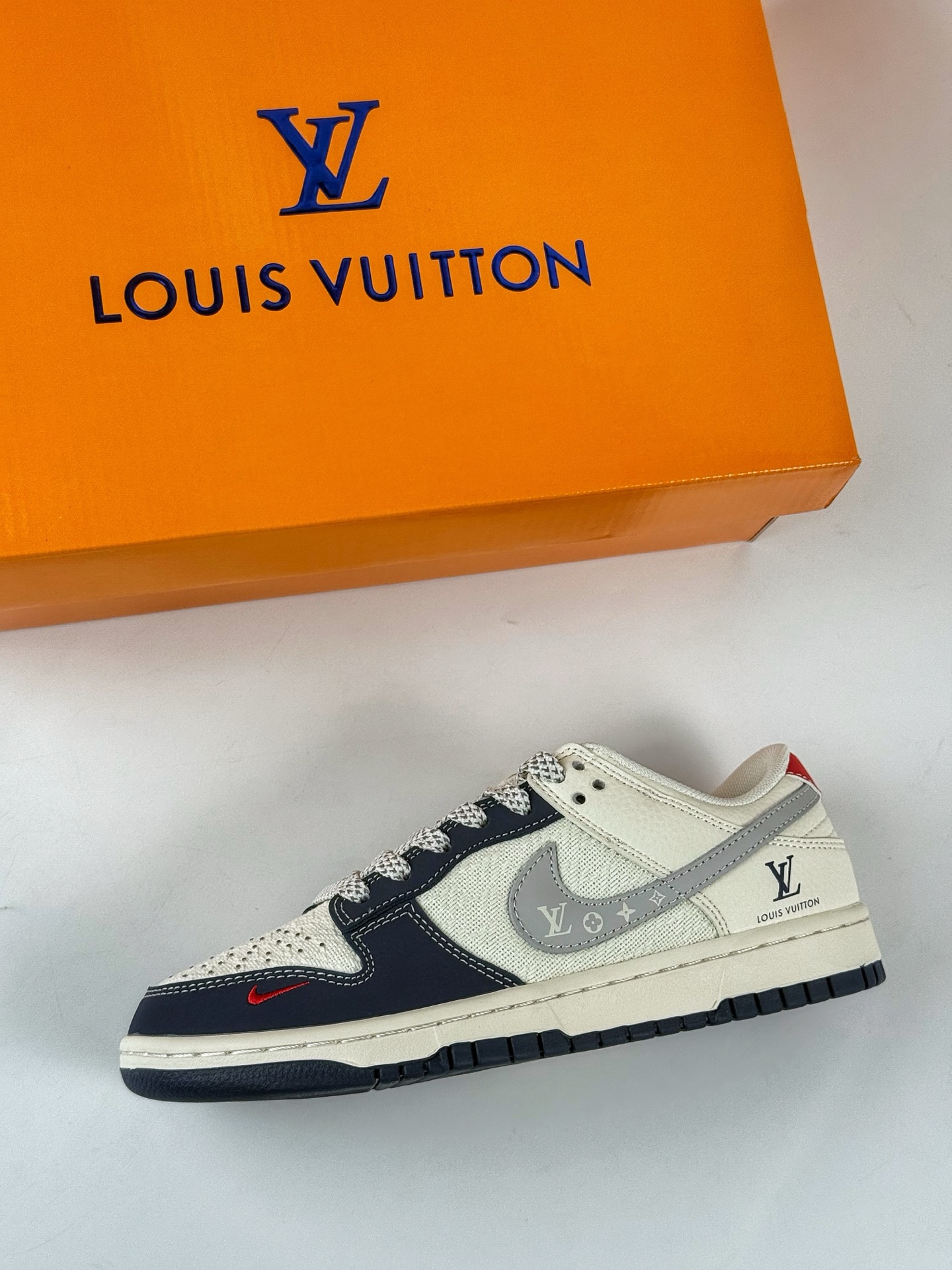 Nike Jordan Air Jordan 1“LV联名——蓝红帆布拼接” 高端定制 搭配灰色勾印花 JP1628-004