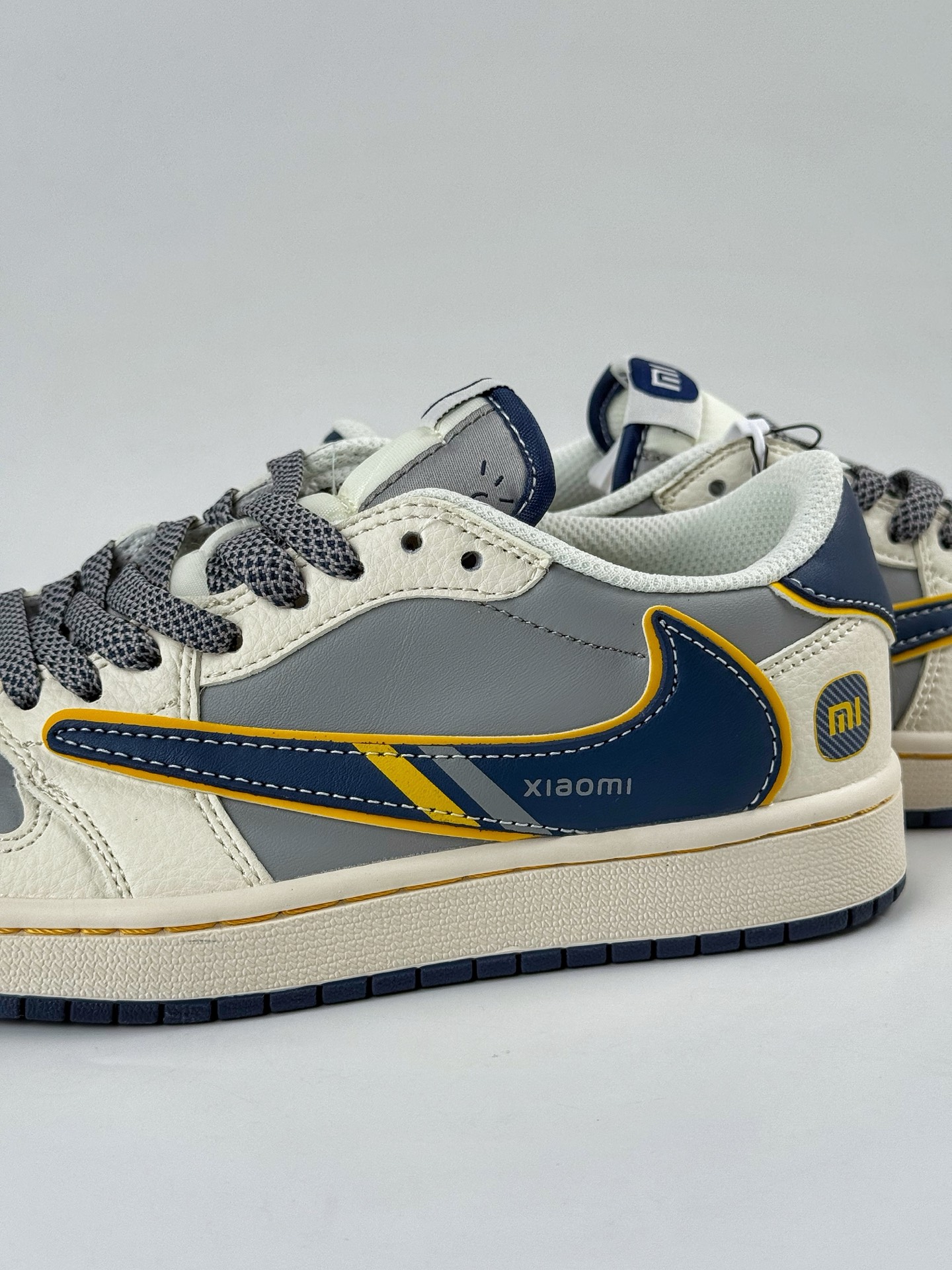 Travis Scott x Nike Air Jordan 1 Low x SU7 Ultra Air Jordan 1 Low 反转白灰满天星倒钩 XX3168-212