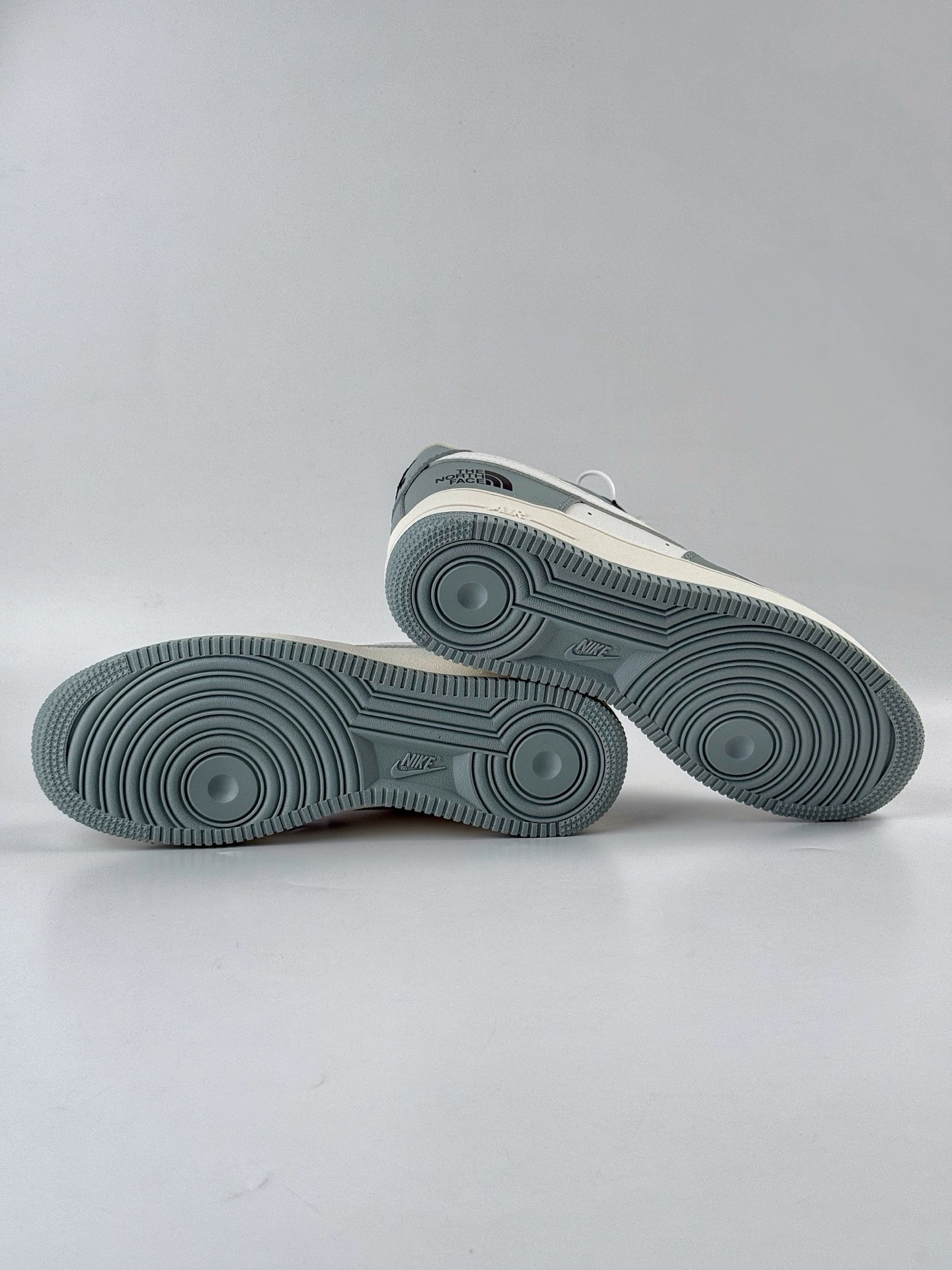 Nike Air Force 1 Low 07 x The North Face 灰白双勾小勾 AM1588-003-High Quatity Cheap Brand wholesale wholesaler seller Clothes Bags handbags Sneakers Top Fashion Clothing Shoes from China Factory Chinese suppliers best Quality Beautiful Price Nike Air Force 1 Low 07 x The North Face 灰白双勾小勾 AM1588-003