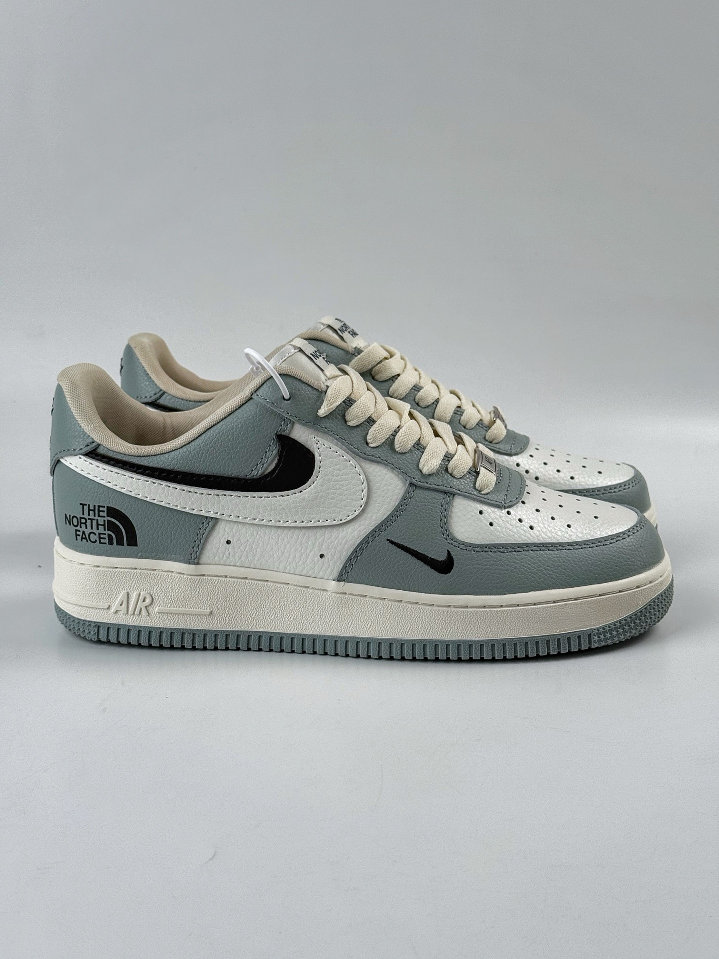 Nike Air Force 1 Low 07 x The North Face 灰白双勾小勾 AM1588-003-High Quatity Cheap Brand wholesale wholesaler seller Clothes Bags handbags Sneakers Top Fashion Clothing Shoes from China Factory Chinese suppliers best Quality Beautiful Price Nike Air Force 1 Low 07 x The North Face 灰白双勾小勾 AM1588-003