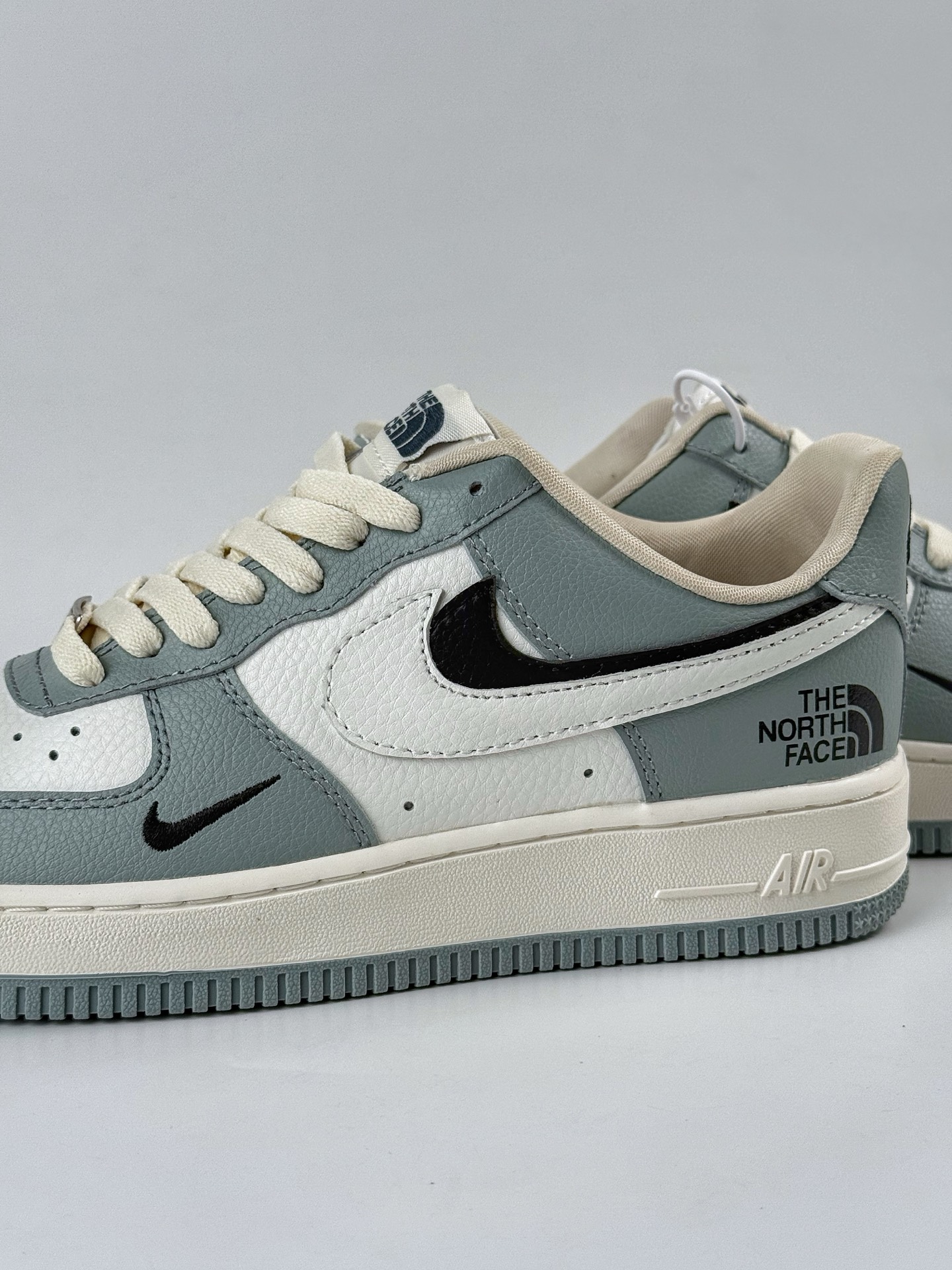 Nike Air Force 1 Low 07 x The North Face 灰白双勾小勾 AM1588-003-High Quatity Cheap Brand wholesale wholesaler seller Clothes Bags handbags Sneakers Top Fashion Clothing Shoes from China Factory Chinese suppliers best Quality Beautiful Price Nike Air Force 1 Low 07 x The North Face 灰白双勾小勾 AM1588-003