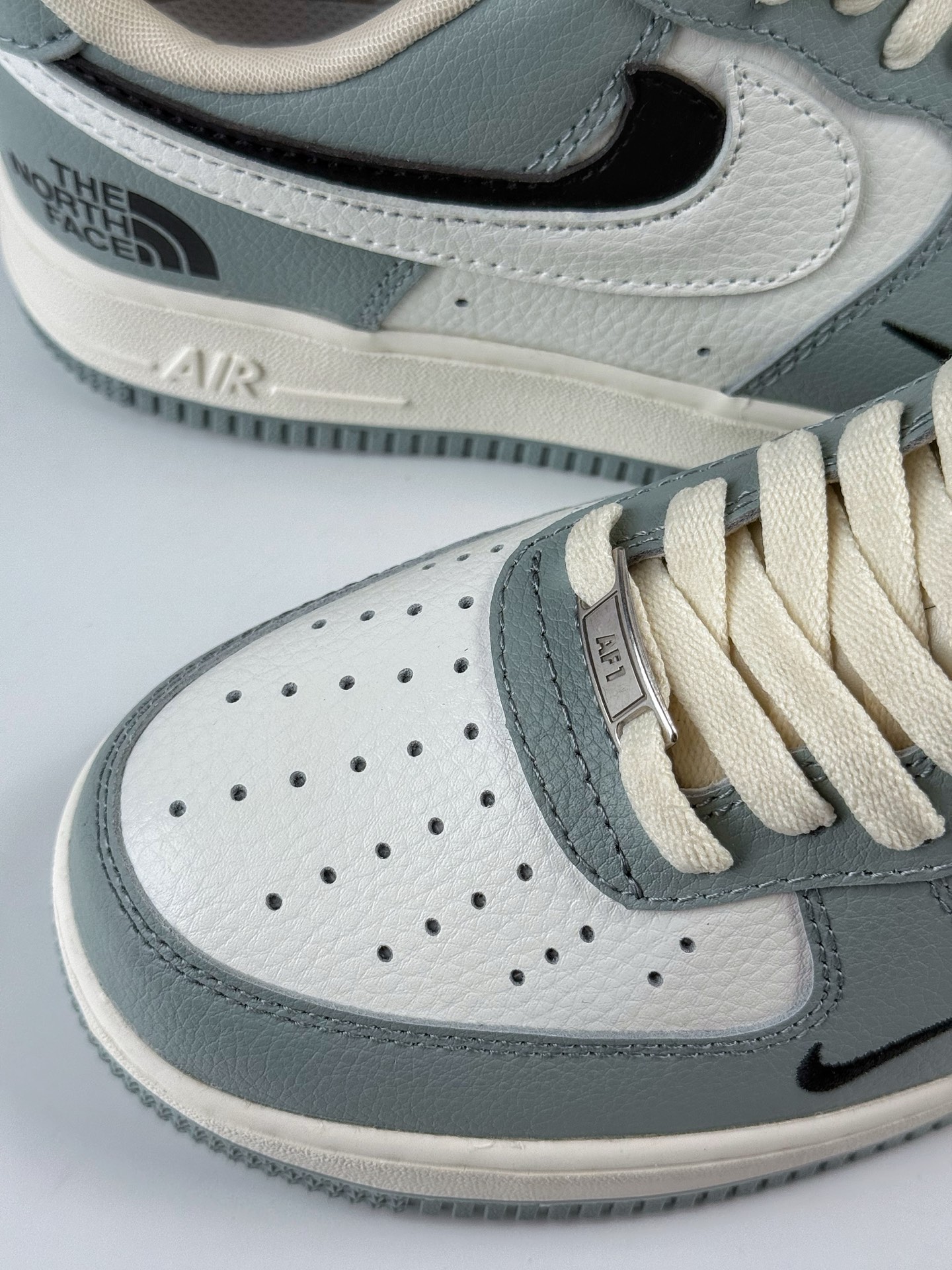 Nike Air Force 1 Low 07 x The North Face 灰白双勾小勾 AM1588-003-High Quatity Cheap Brand wholesale wholesaler seller Clothes Bags handbags Sneakers Top Fashion Clothing Shoes from China Factory Chinese suppliers best Quality Beautiful Price Nike Air Force 1 Low 07 x The North Face 灰白双勾小勾 AM1588-003