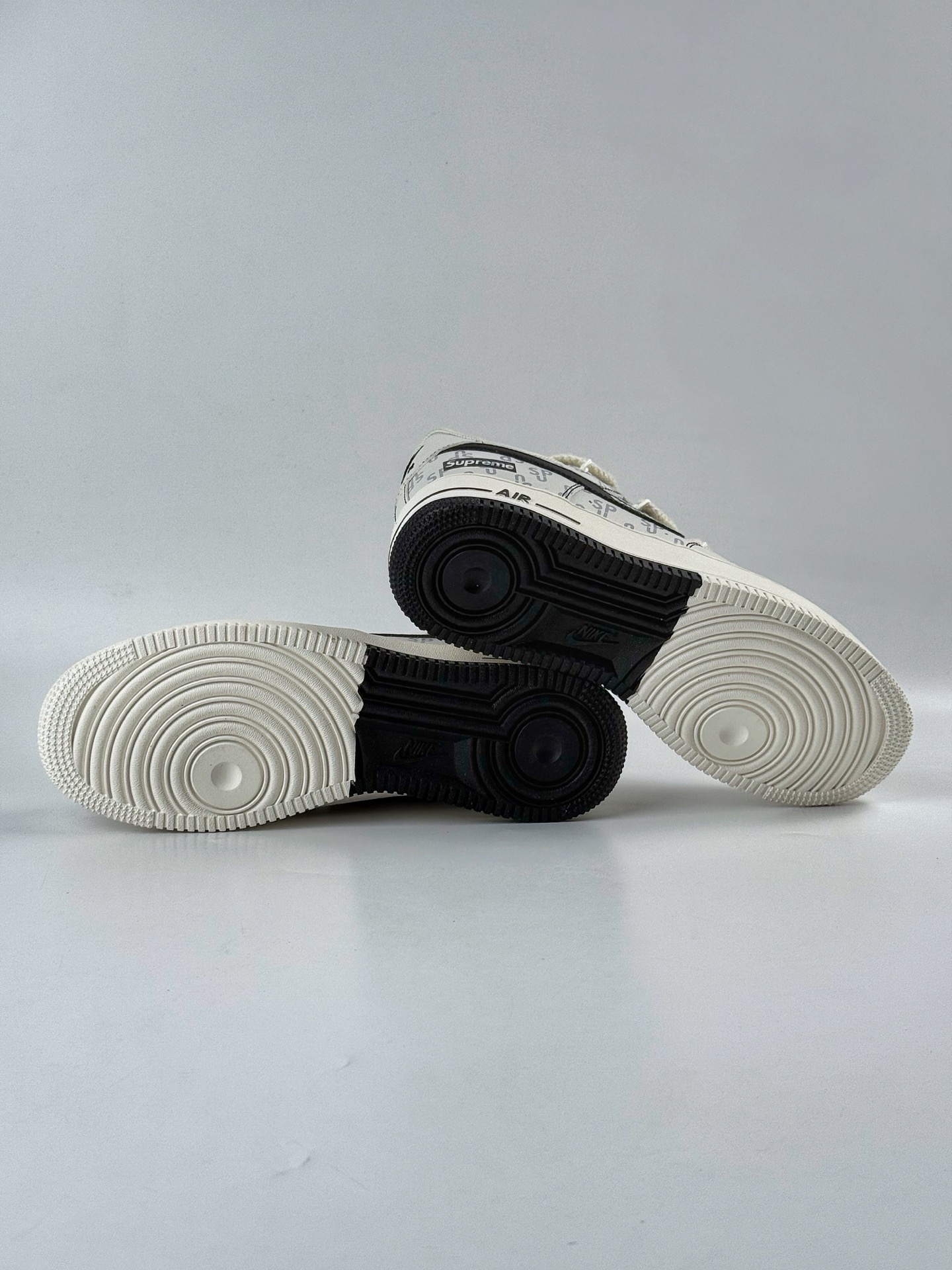 Nike Air Force 1 Low 07 x Supreme 白黑绑带小勾 AM1588-011