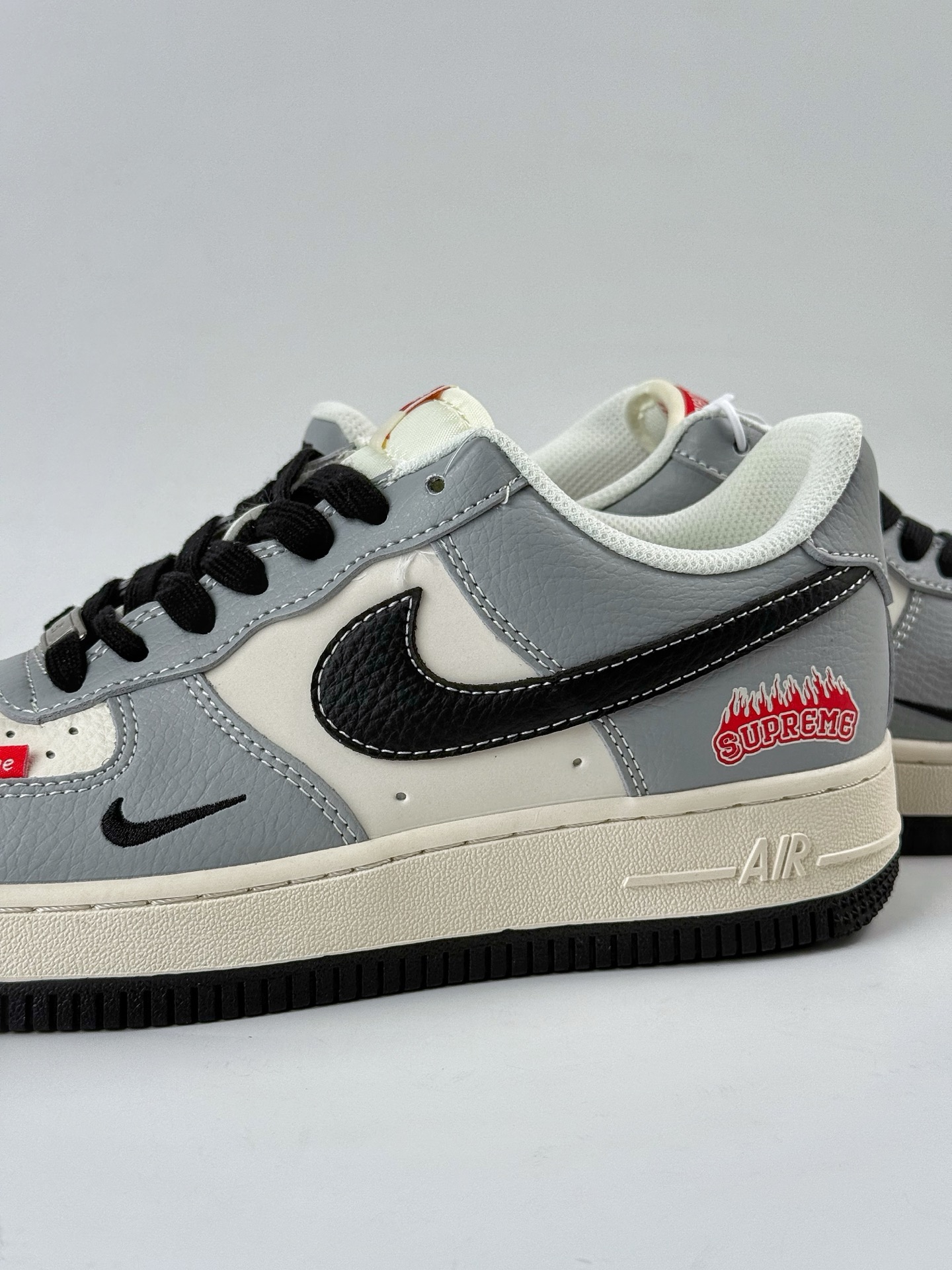 Nike Air Force 1 Low 07 x Supreme 灰白小勾 HS8068-019