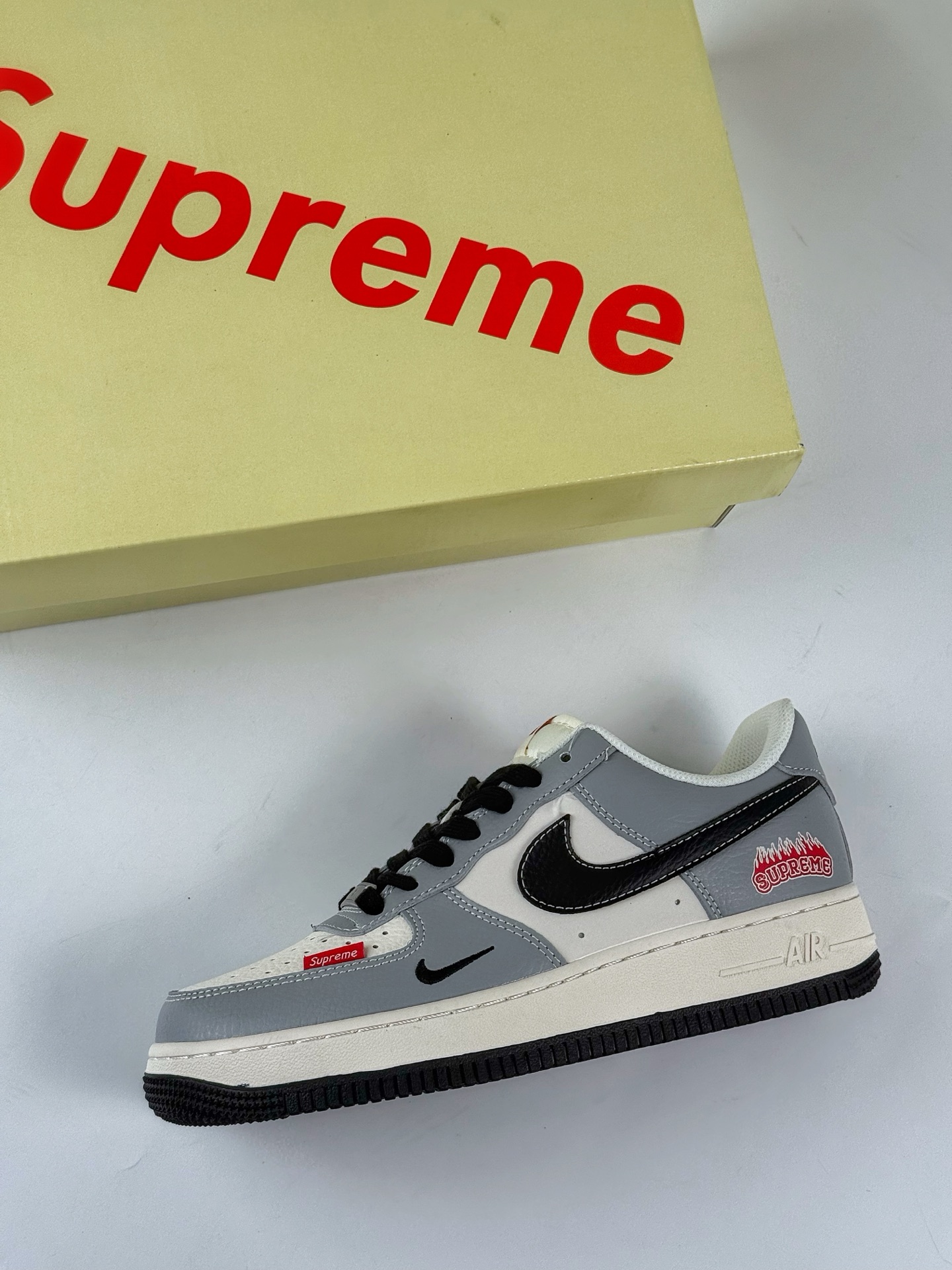 Nike Air Force 1 Low 07 x Supreme 灰白小勾 HS8068-019