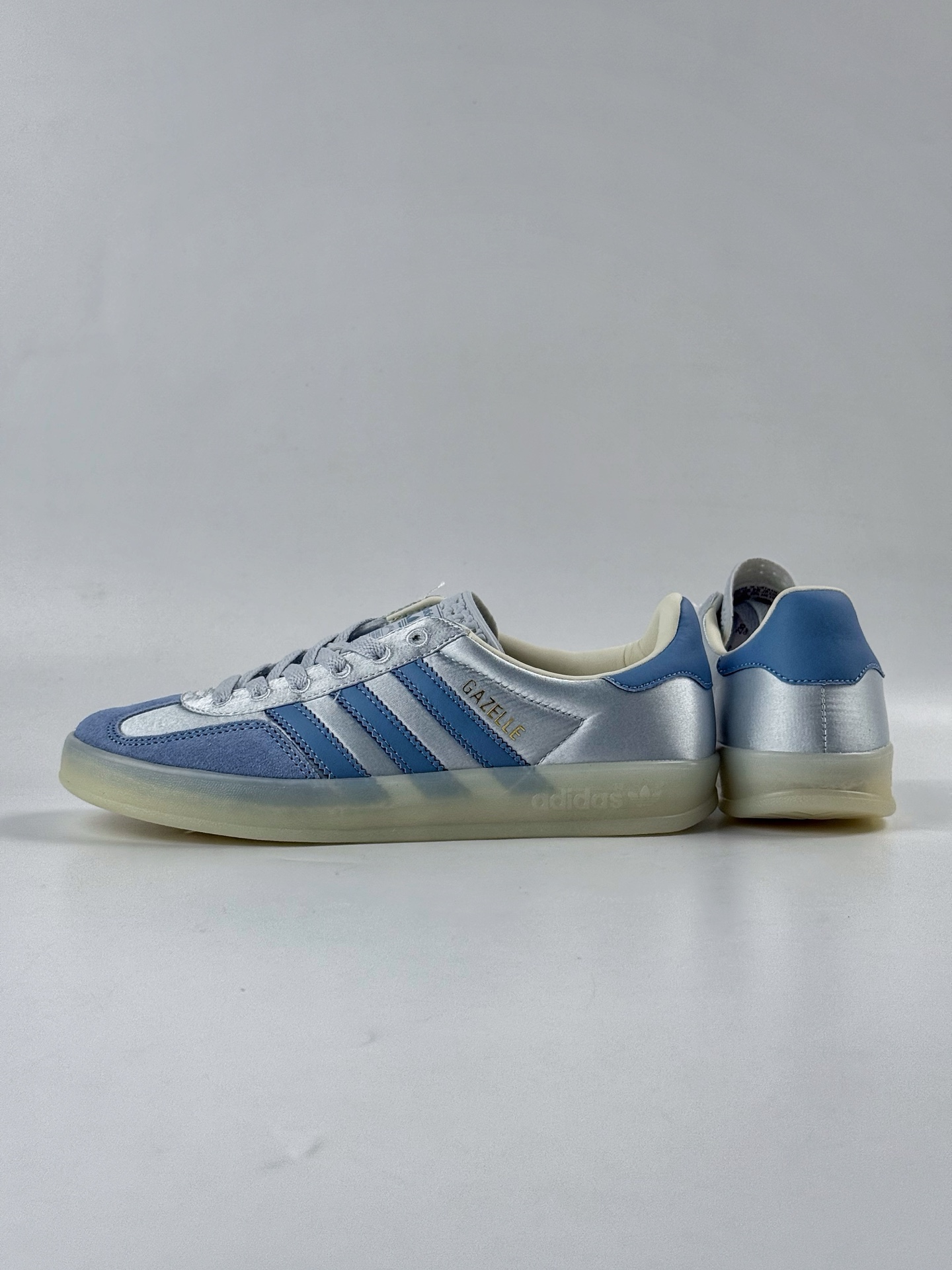 💰220
adidas originals GAZELLE INDOOR 蓝色
此款鞋延续了橡胶外底和经典款式的传统。优质绒面革鞋面和标志性的3条纹采用明亮的对比色，为久经考验的外观带来俏皮、富有表现力的饰面。
货号：JI2711SJ
Size：35.5 36 36.5 37 38 38.5 39 40 40.5 41 42 42.5 43 44 44.5 45