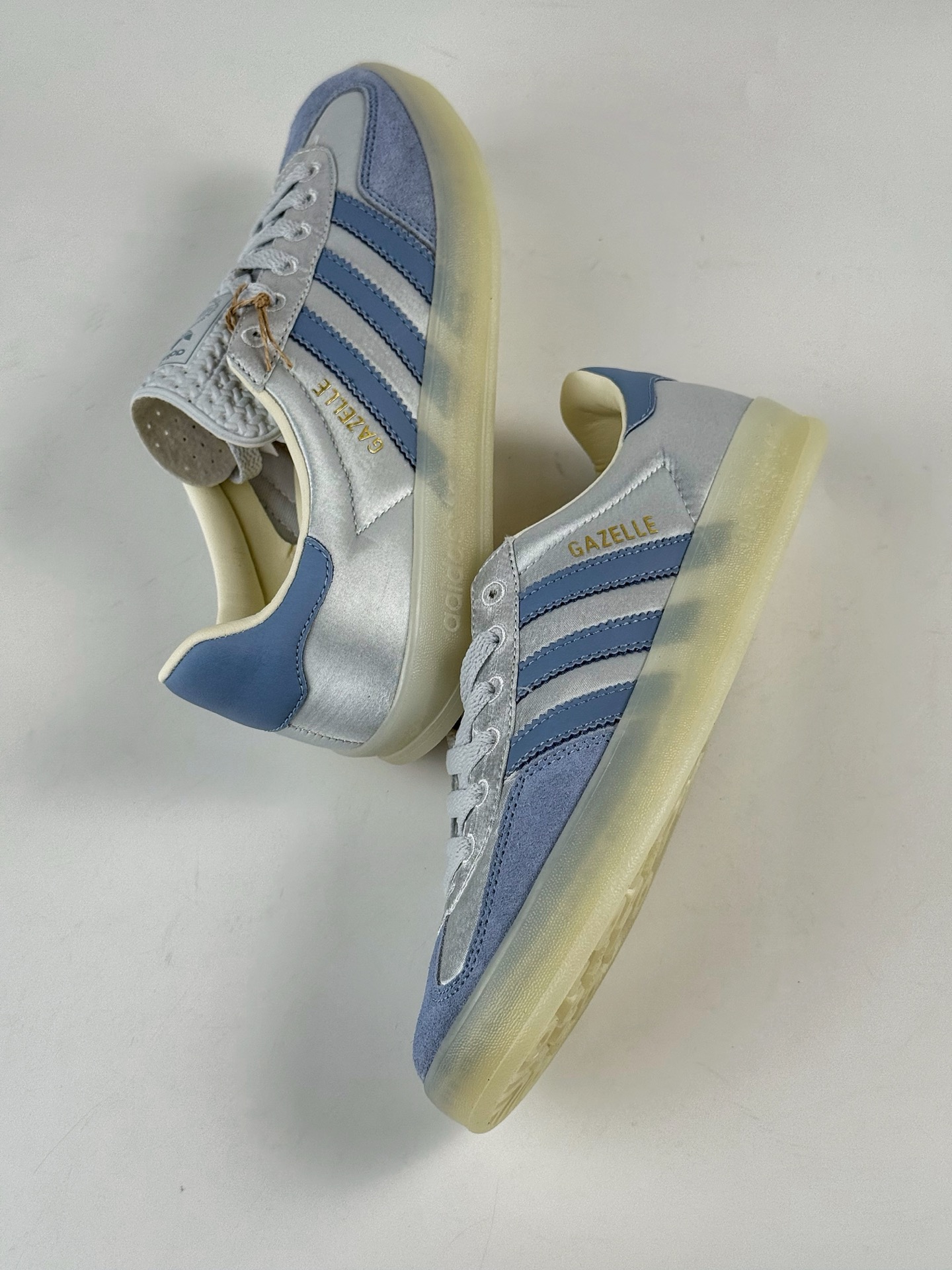 💰220
adidas originals GAZELLE INDOOR 蓝色
此款鞋延续了橡胶外底和经典款式的传统。优质绒面革鞋面和标志性的3条纹采用明亮的对比色，为久经考验的外观带来俏皮、富有表现力的饰面。
货号：JI2711SJ
Size：35.5 36 36.5 37 38 38.5 39 40 40.5 41 42 42.5 43 44 44.5 45