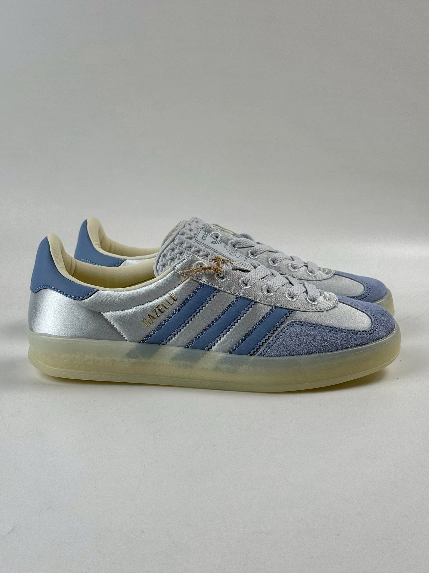 💰220
adidas originals GAZELLE INDOOR 蓝色
此款鞋延续了橡胶外底和经典款式的传统。优质绒面革鞋面和标志性的3条纹采用明亮的对比色，为久经考验的外观带来俏皮、富有表现力的饰面。
货号：JI2711SJ
Size：35.5 36 36.5 37 38 38.5 39 40 40.5 41 42 42.5 43 44 44.5 45