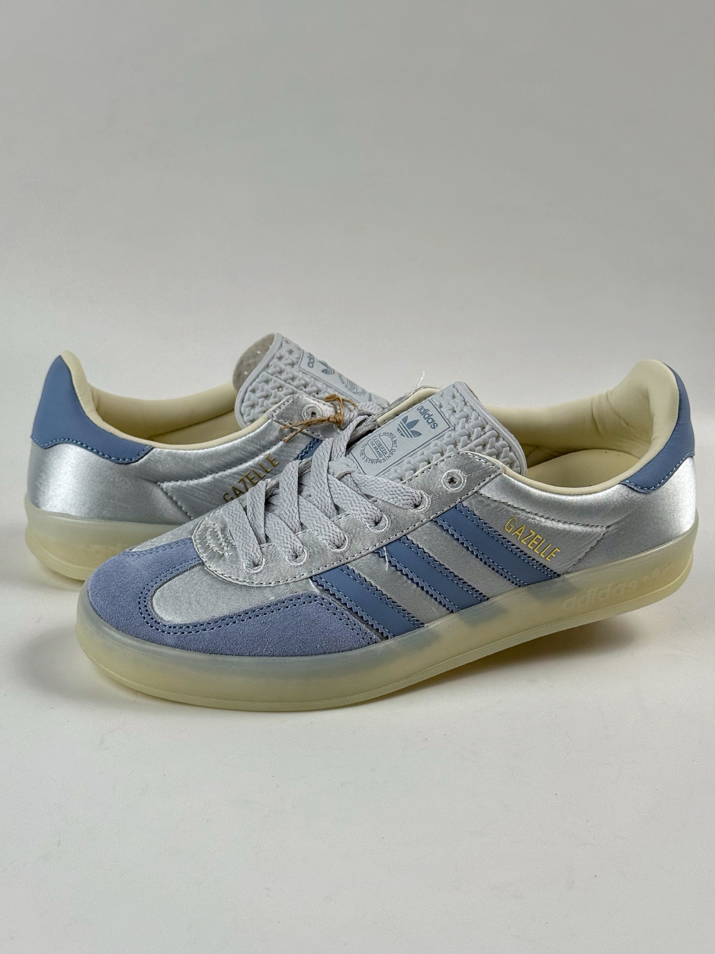 💰220
adidas originals GAZELLE INDOOR 蓝色
此款鞋延续了橡胶外底和经典款式的传统。优质绒面革鞋面和标志性的3条纹采用明亮的对比色，为久经考验的外观带来俏皮、富有表现力的饰面。
货号：JI2711SJ
Size：35.5 36 36.5 37 38 38.5 39 40 40.5 41 42 42.5 43 44 44.5 45