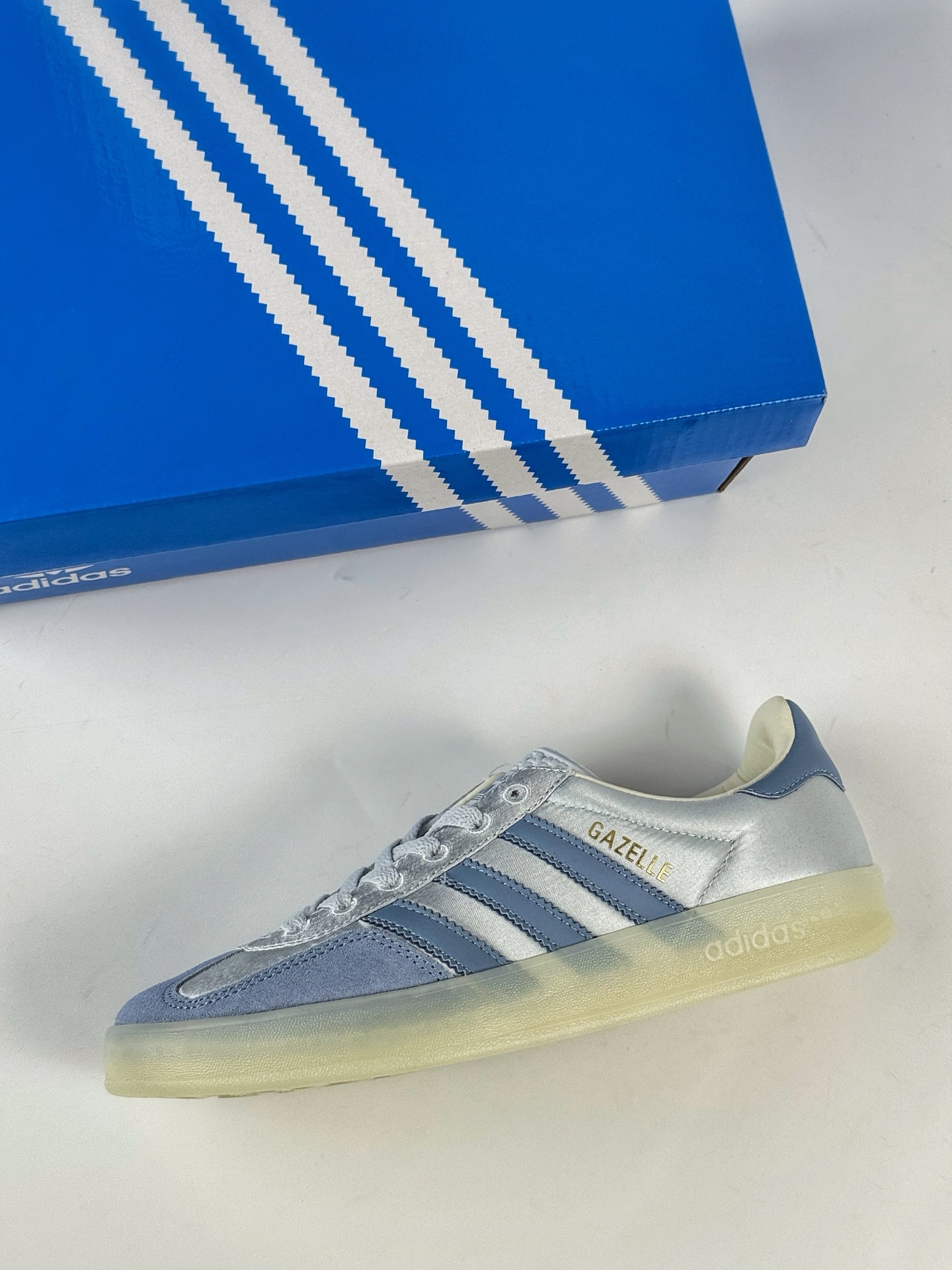 💰220
adidas originals GAZELLE INDOOR 蓝色
此款鞋延续了橡胶外底和经典款式的传统。优质绒面革鞋面和标志性的3条纹采用明亮的对比色，为久经考验的外观带来俏皮、富有表现力的饰面。
货号：JI2711SJ
Size：35.5 36 36.5 37 38 38.5 39 40 40.5 41 42 42.5 43 44 44.5 45