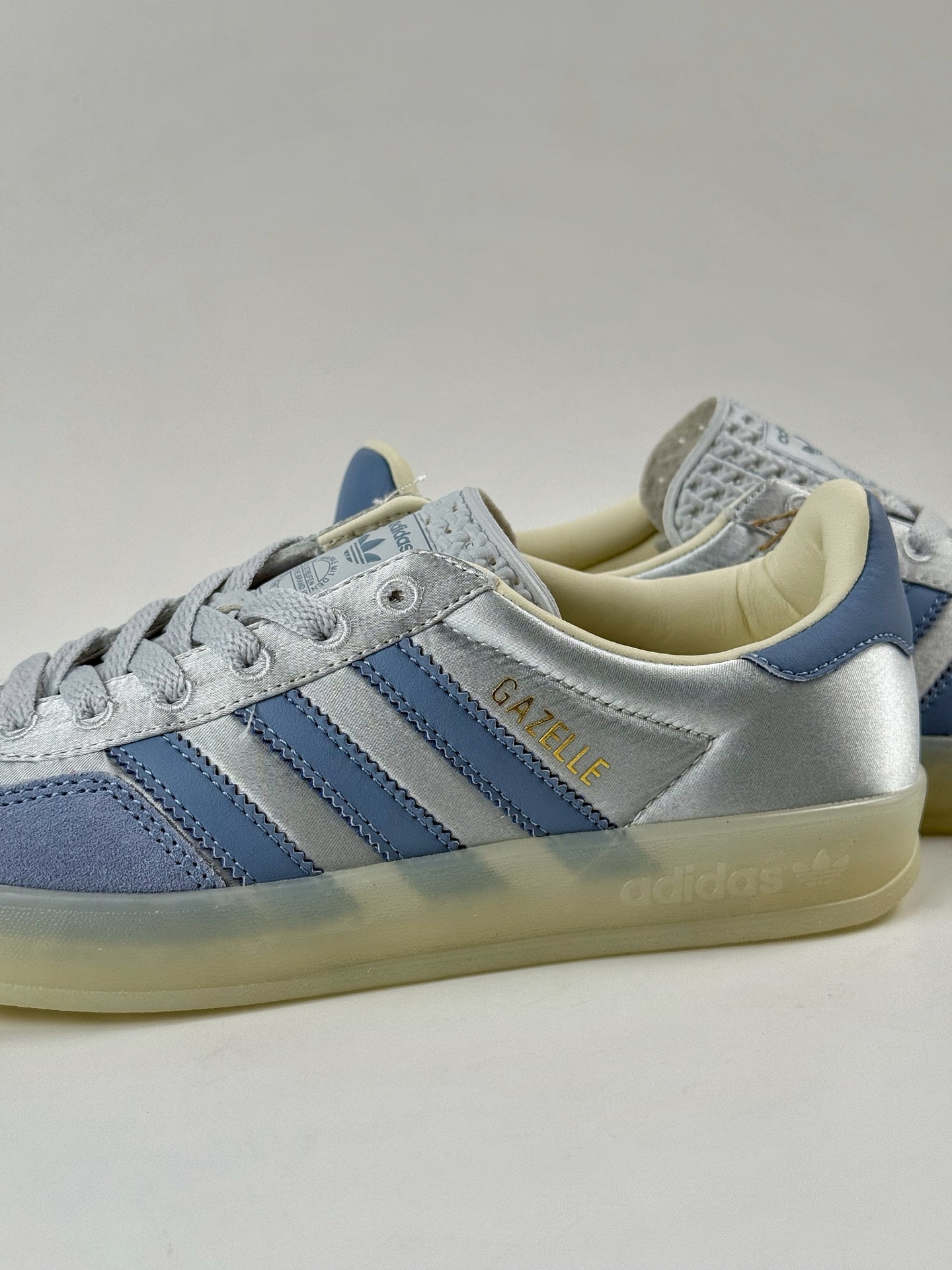 💰220
adidas originals GAZELLE INDOOR 蓝色
此款鞋延续了橡胶外底和经典款式的传统。优质绒面革鞋面和标志性的3条纹采用明亮的对比色，为久经考验的外观带来俏皮、富有表现力的饰面。
货号：JI2711SJ
Size：35.5 36 36.5 37 38 38.5 39 40 40.5 41 42 42.5 43 44 44.5 45