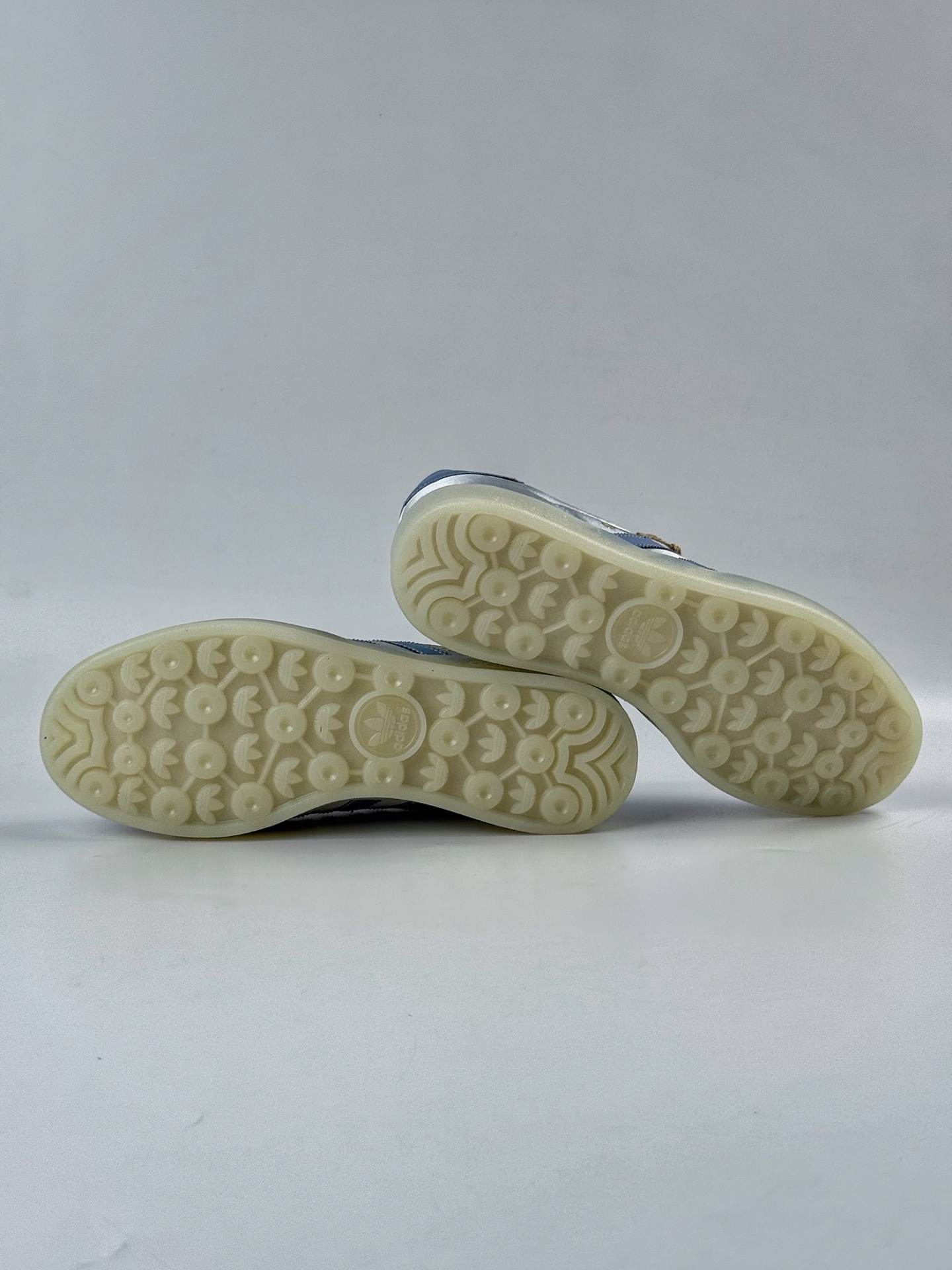 💰220
adidas originals GAZELLE INDOOR 蓝色
此款鞋延续了橡胶外底和经典款式的传统。优质绒面革鞋面和标志性的3条纹采用明亮的对比色，为久经考验的外观带来俏皮、富有表现力的饰面。
货号：JI2711SJ
Size：35.5 36 36.5 37 38 38.5 39 40 40.5 41 42 42.5 43 44 44.5 45