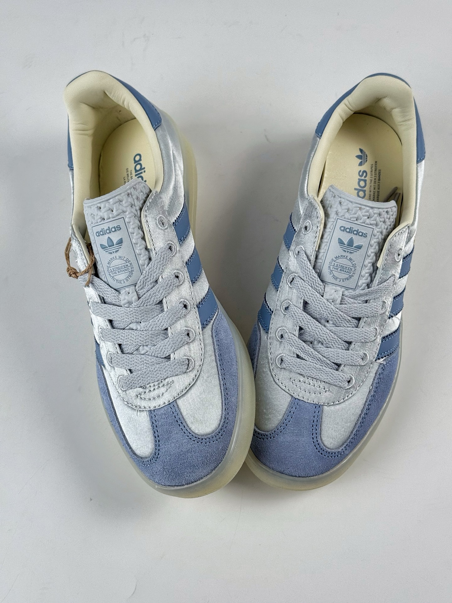 💰220
adidas originals GAZELLE INDOOR 蓝色
此款鞋延续了橡胶外底和经典款式的传统。优质绒面革鞋面和标志性的3条纹采用明亮的对比色，为久经考验的外观带来俏皮、富有表现力的饰面。
货号：JI2711SJ
Size：35.5 36 36.5 37 38 38.5 39 40 40.5 41 42 42.5 43 44 44.5 45
