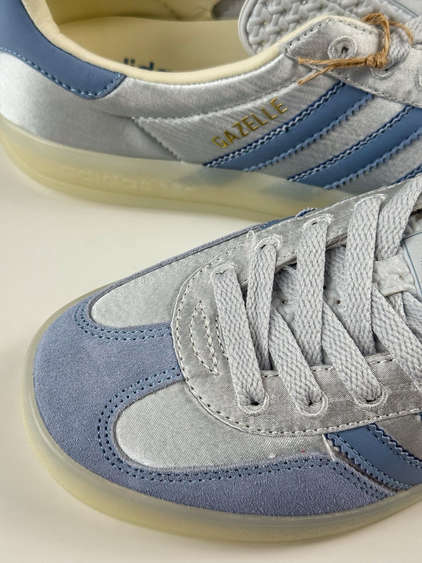 💰220
adidas originals GAZELLE INDOOR 蓝色
此款鞋延续了橡胶外底和经典款式的传统。优质绒面革鞋面和标志性的3条纹采用明亮的对比色，为久经考验的外观带来俏皮、富有表现力的饰面。
货号：JI2711SJ
Size：35.5 36 36.5 37 38 38.5 39 40 40.5 41 42 42.5 43 44 44.5 45