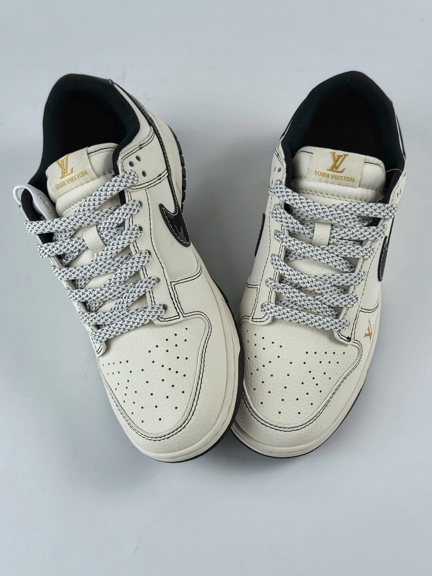 Nike Air Dunk LOW 1“LV联名——白黑金标 JP1628-013-莆田鞋,莆田鞋货源,高仿鞋,高仿鞋货源,安福档口,莆田高仿鞋,莆田鞋批发,高仿鞋批发,莆田高仿运动鞋,高仿运动鞋,莆田运动鞋 Nike Air Dunk LOW 1“LV联名——白黑金标 JP1628-013