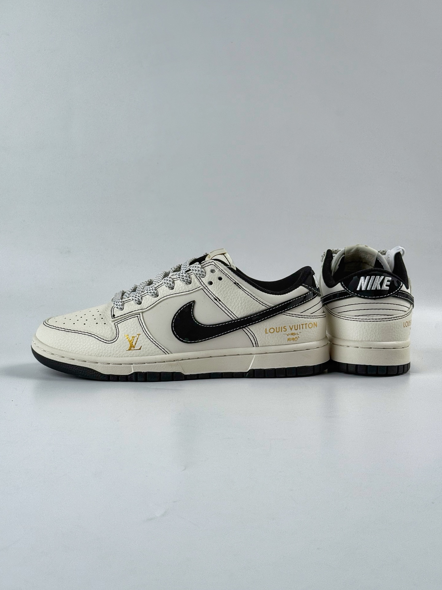 Nike Air Dunk LOW 1“LV联名——白黑金标 JP1628-013-莆田鞋,莆田鞋货源,高仿鞋,高仿鞋货源,安福档口,莆田高仿鞋,莆田鞋批发,高仿鞋批发,莆田高仿运动鞋,高仿运动鞋,莆田运动鞋 Nike Air Dunk LOW 1“LV联名——白黑金标 JP1628-013