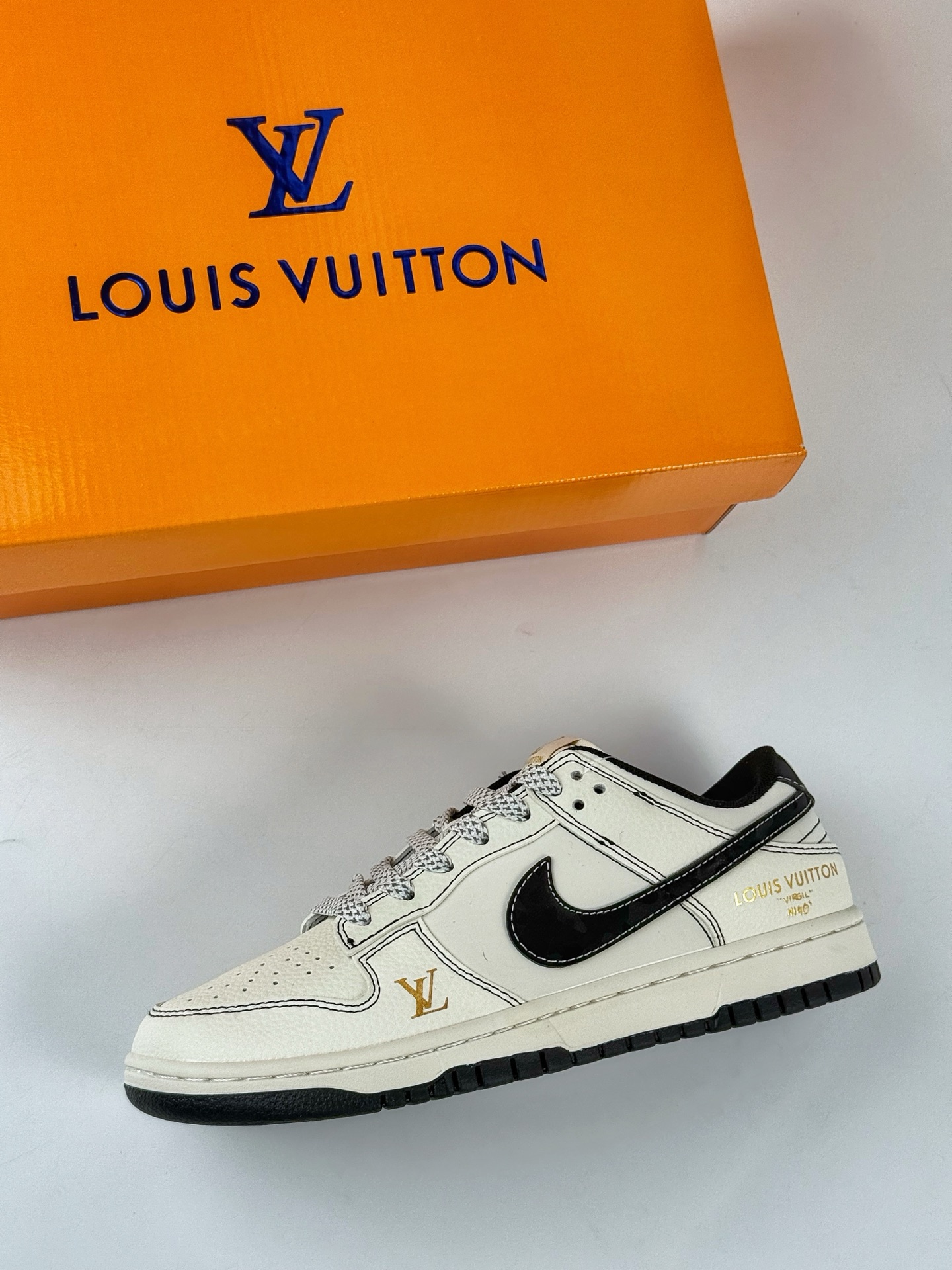 Nike Air Dunk LOW 1“LV联名——白黑金标 JP1628-013-莆田鞋,莆田鞋货源,高仿鞋,高仿鞋货源,安福档口,莆田高仿鞋,莆田鞋批发,高仿鞋批发,莆田高仿运动鞋,高仿运动鞋,莆田运动鞋 Nike Air Dunk LOW 1“LV联名——白黑金标 JP1628-013